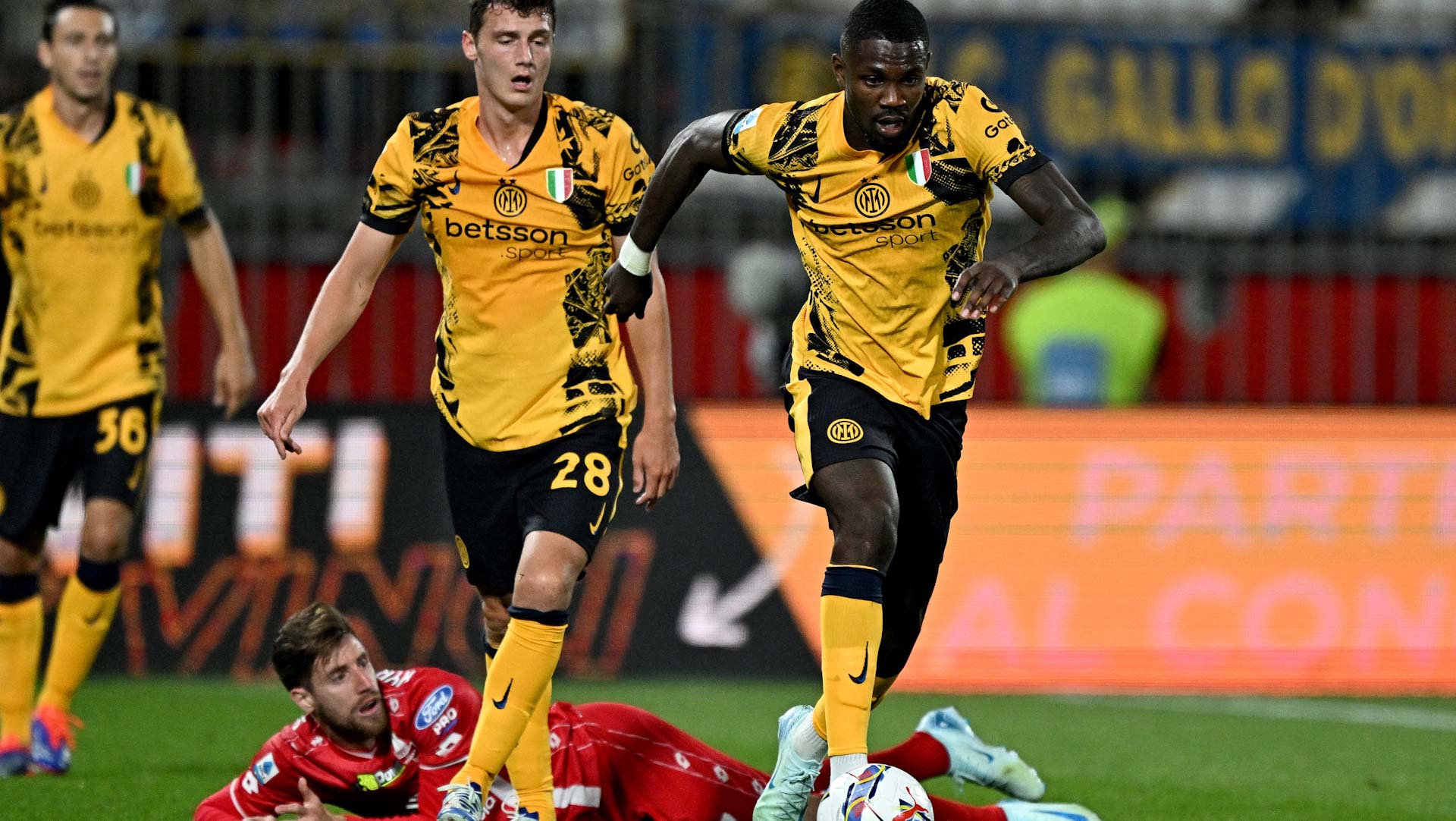 إنتر ميلان ينجو من الخسارة أمام مونزا بالدوري الإيطالي 