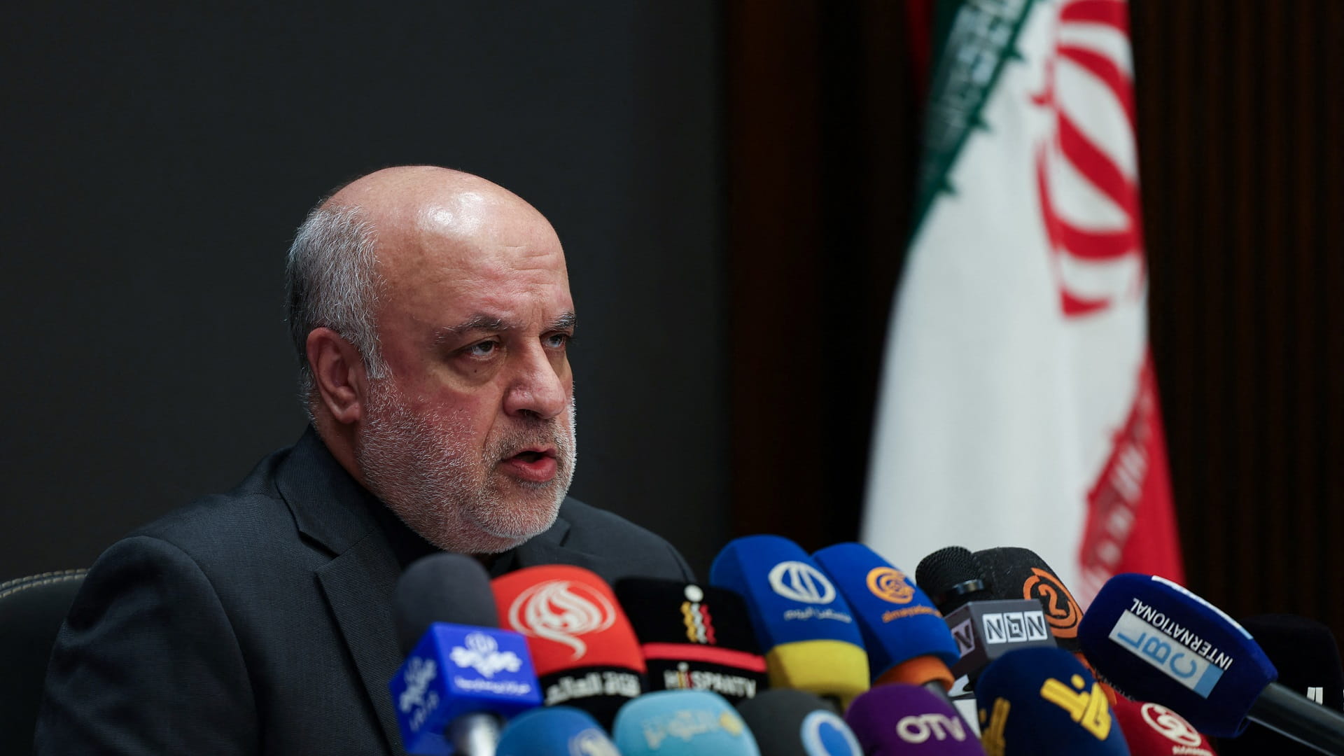 إصابة السفير الإيراني لدى لبنان في انفجار جهاز اتصال محمول