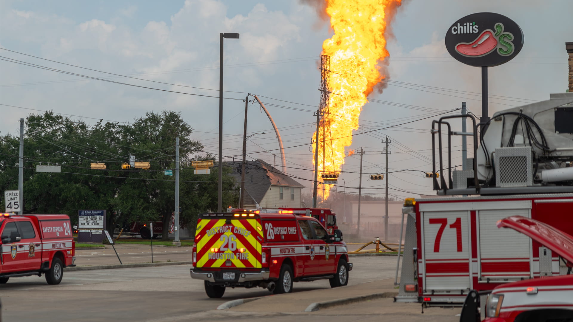 في تكساس..حريق هائل يندلع في خط أنابيب نفط يثير الرعب بين السكان