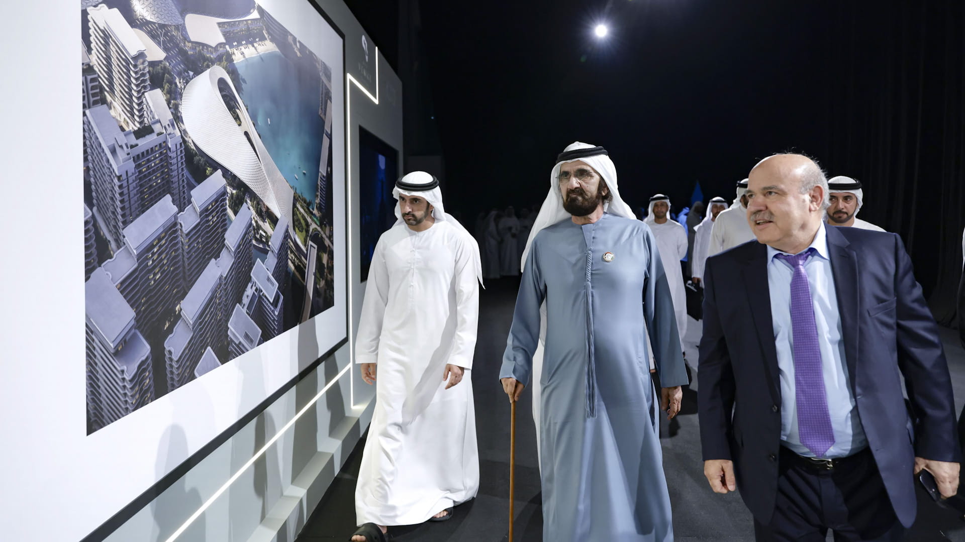 محمد بن راشد يطلع على مشروع الحي الثقافي في دبي الجنوب 