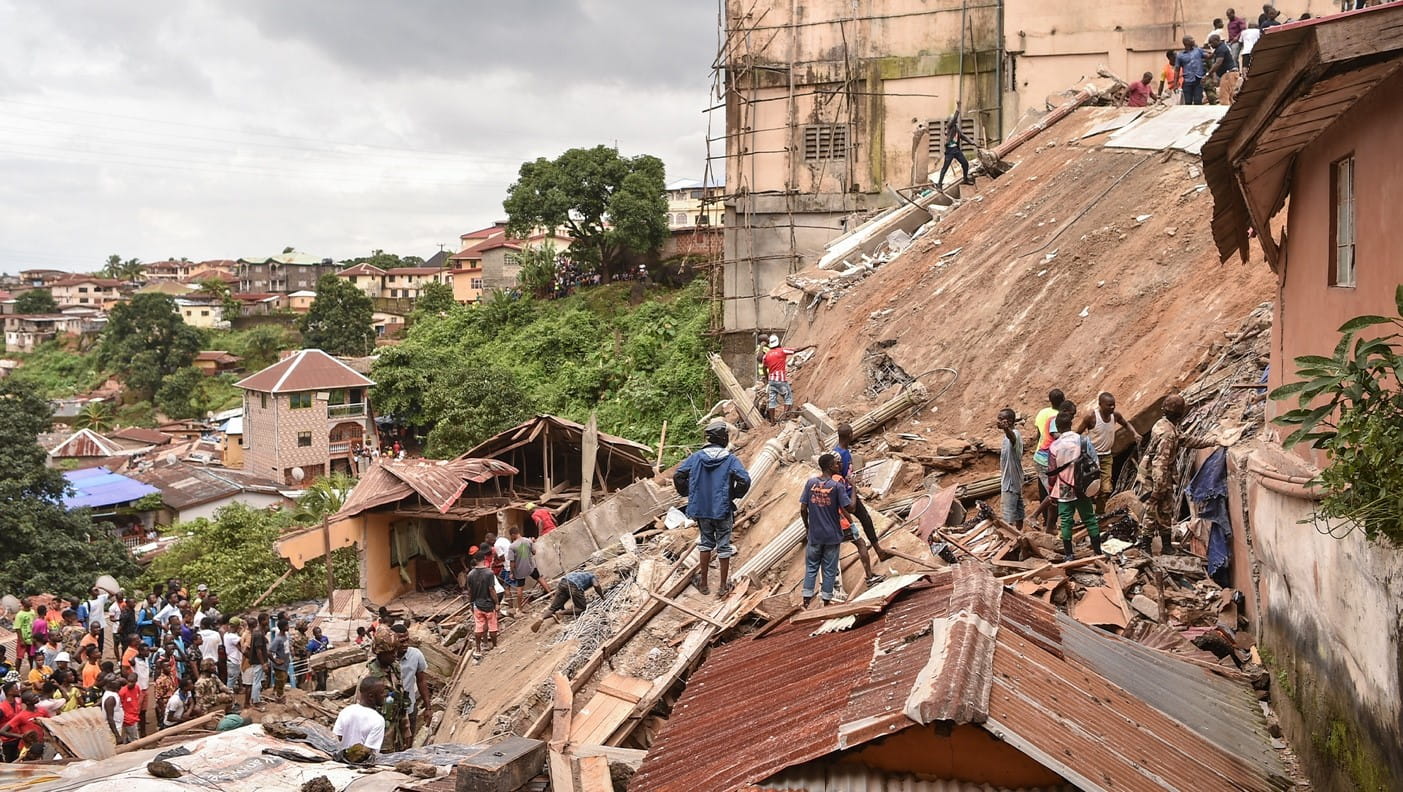 في سيراليون.. انهيار مبنى مكتظ بالسكان يدفن 8 بين أنقاضه