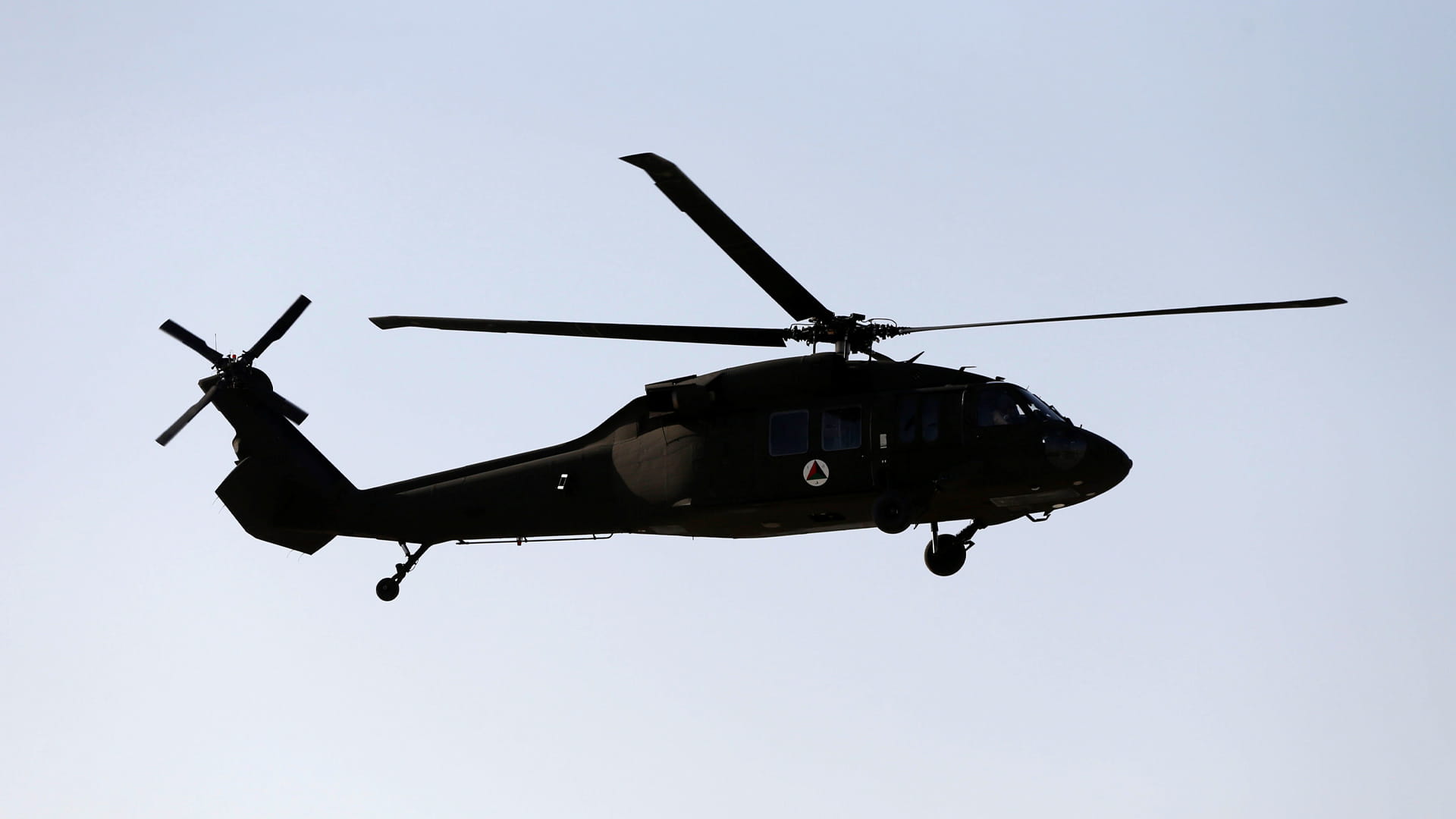 وسط المستنقعات.. هليكوبتر تختفي وعلى متنها 3 أشخاص في أمور الروسية 