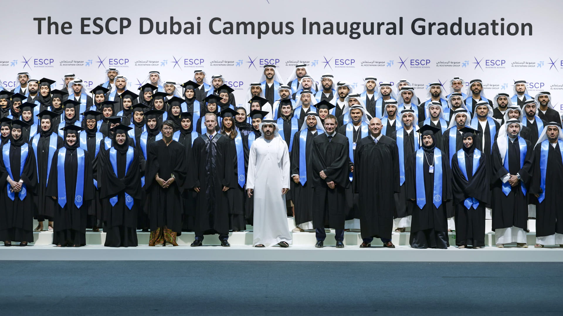 حمدان بن محمد يشهد تخريج طلبة الماجستير في الكلية العليا للتجارة 