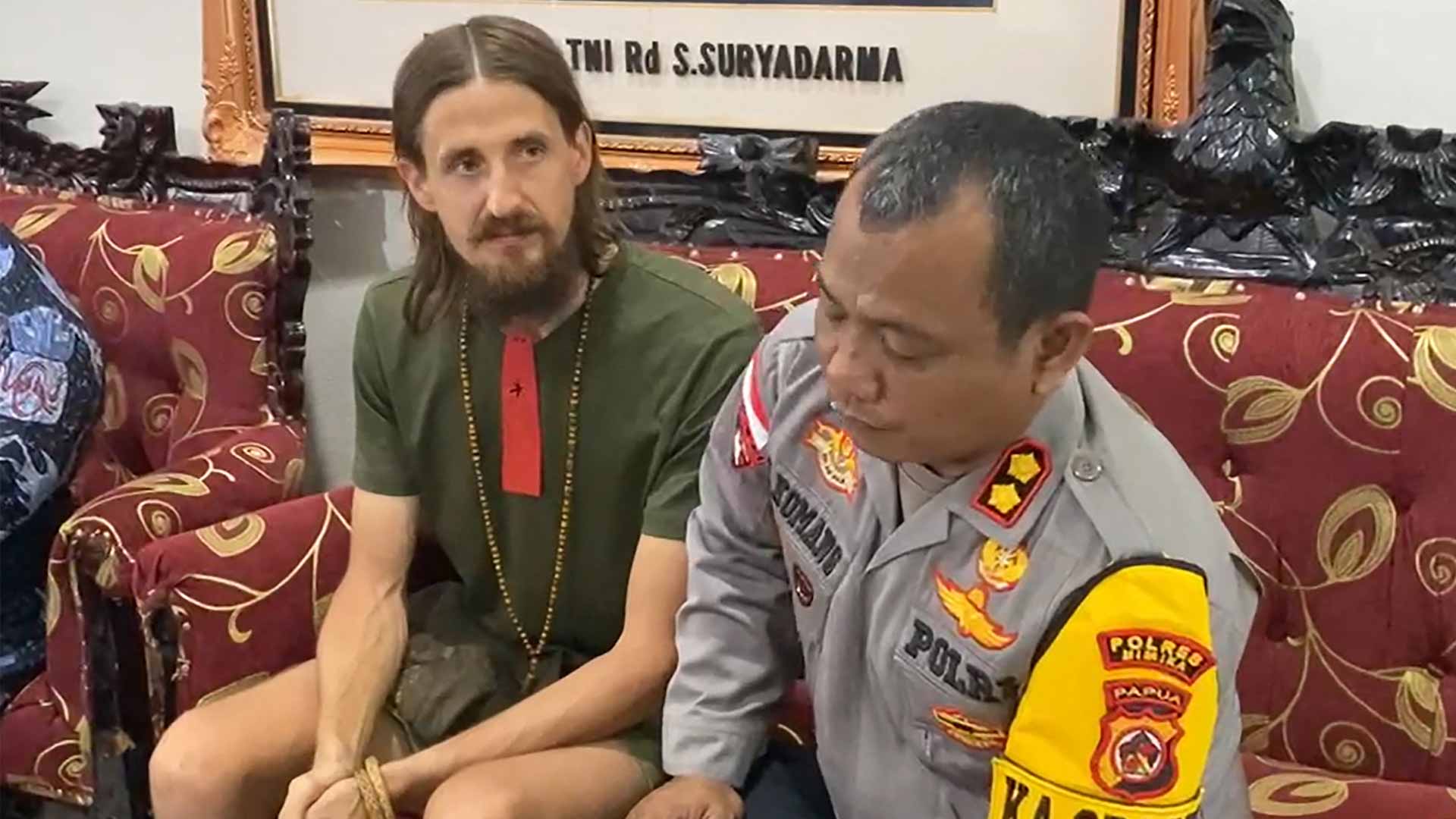 بعد 19 شهراً.. إطلاق سراح طيار نيوزيلندي في إندونيسيا 