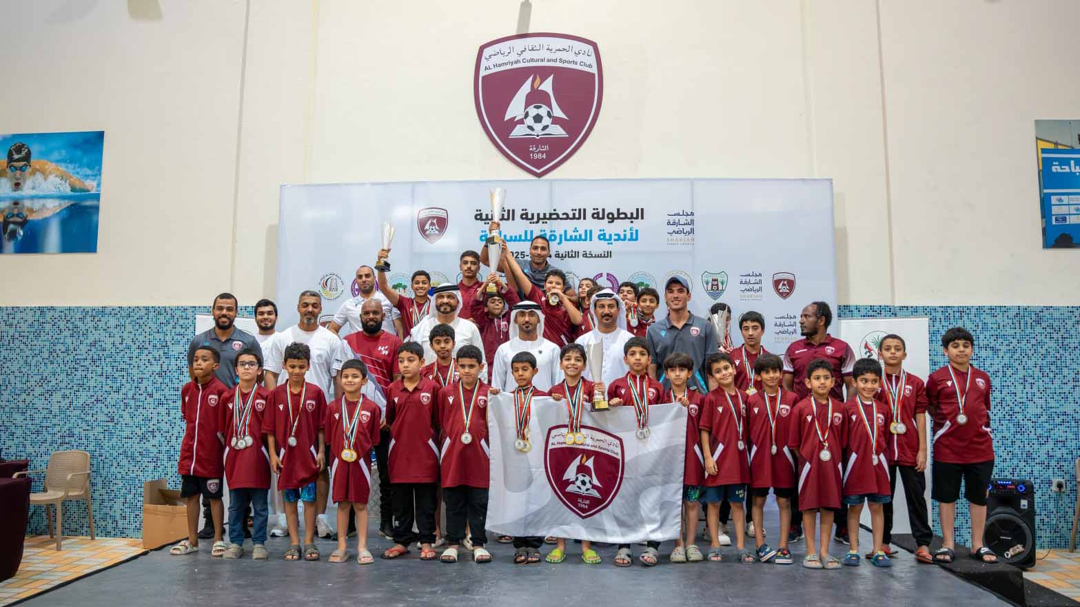 نادي الحمرية يتوّج بالمركز الأول في بطولة السباحة بالشارقة 