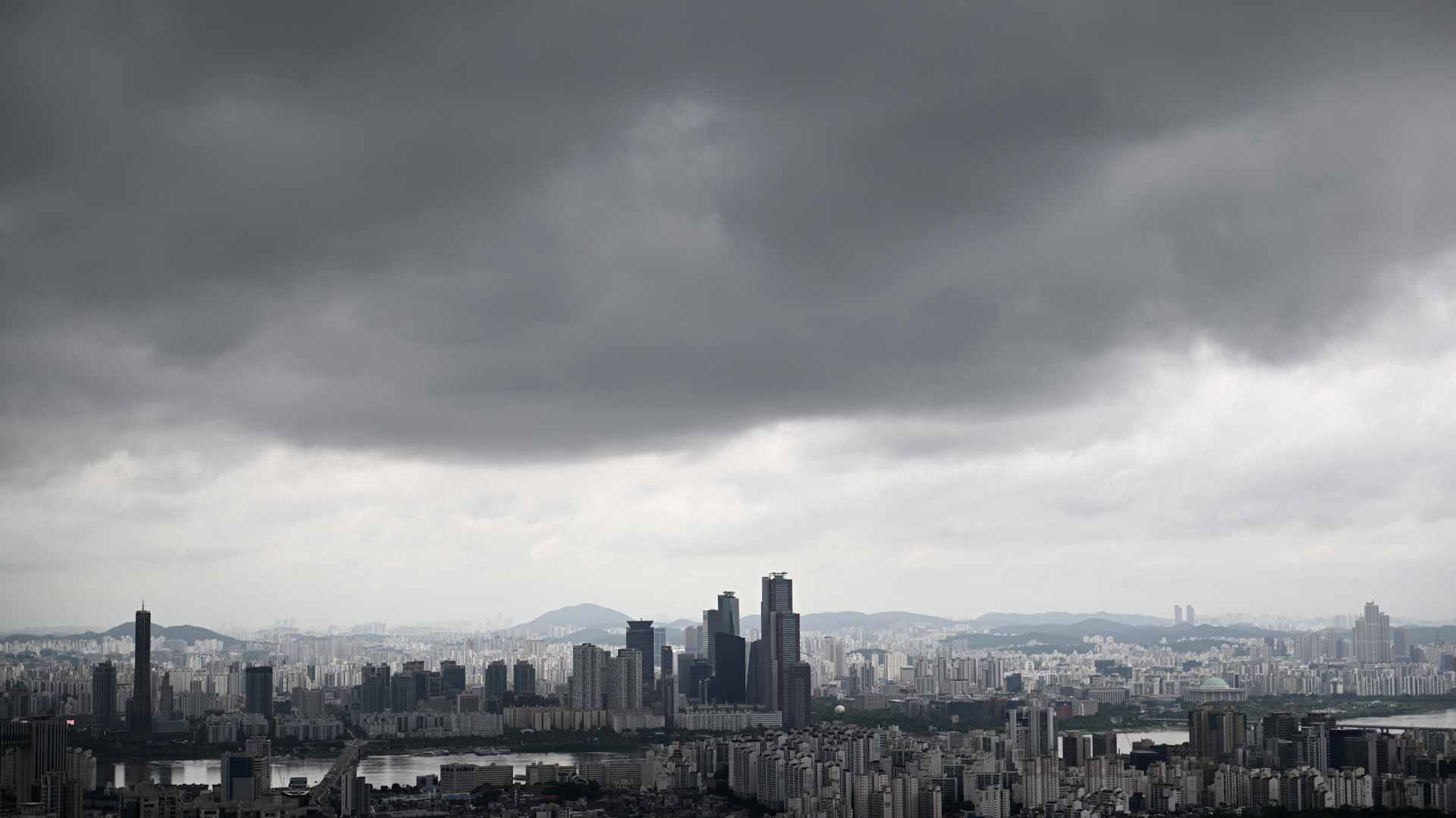 1500 evacuated as heavy rain floods roads, homes in Korea 
