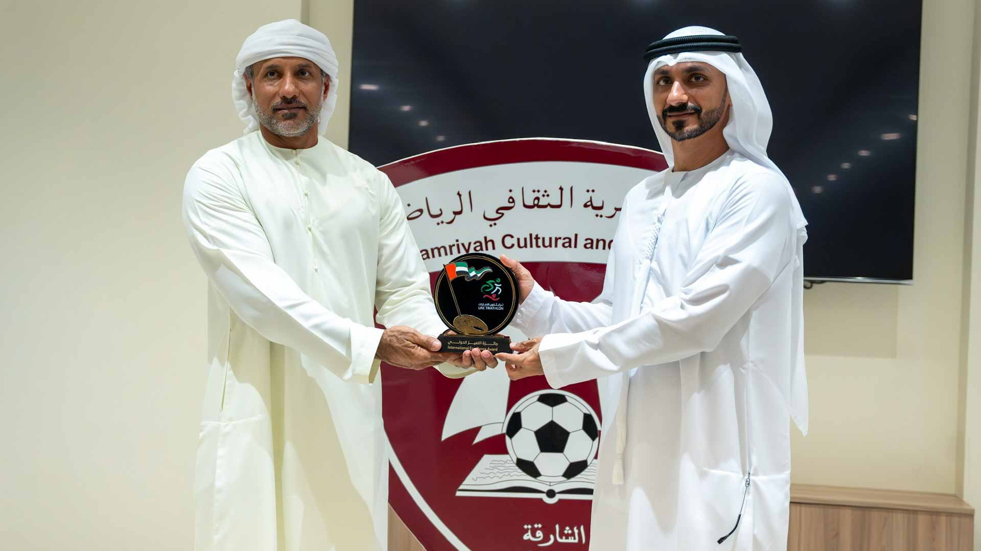 اتحاد الترايثلون يكرم نادي الحمرية لاستضافته معسكر فريق الإمارات 