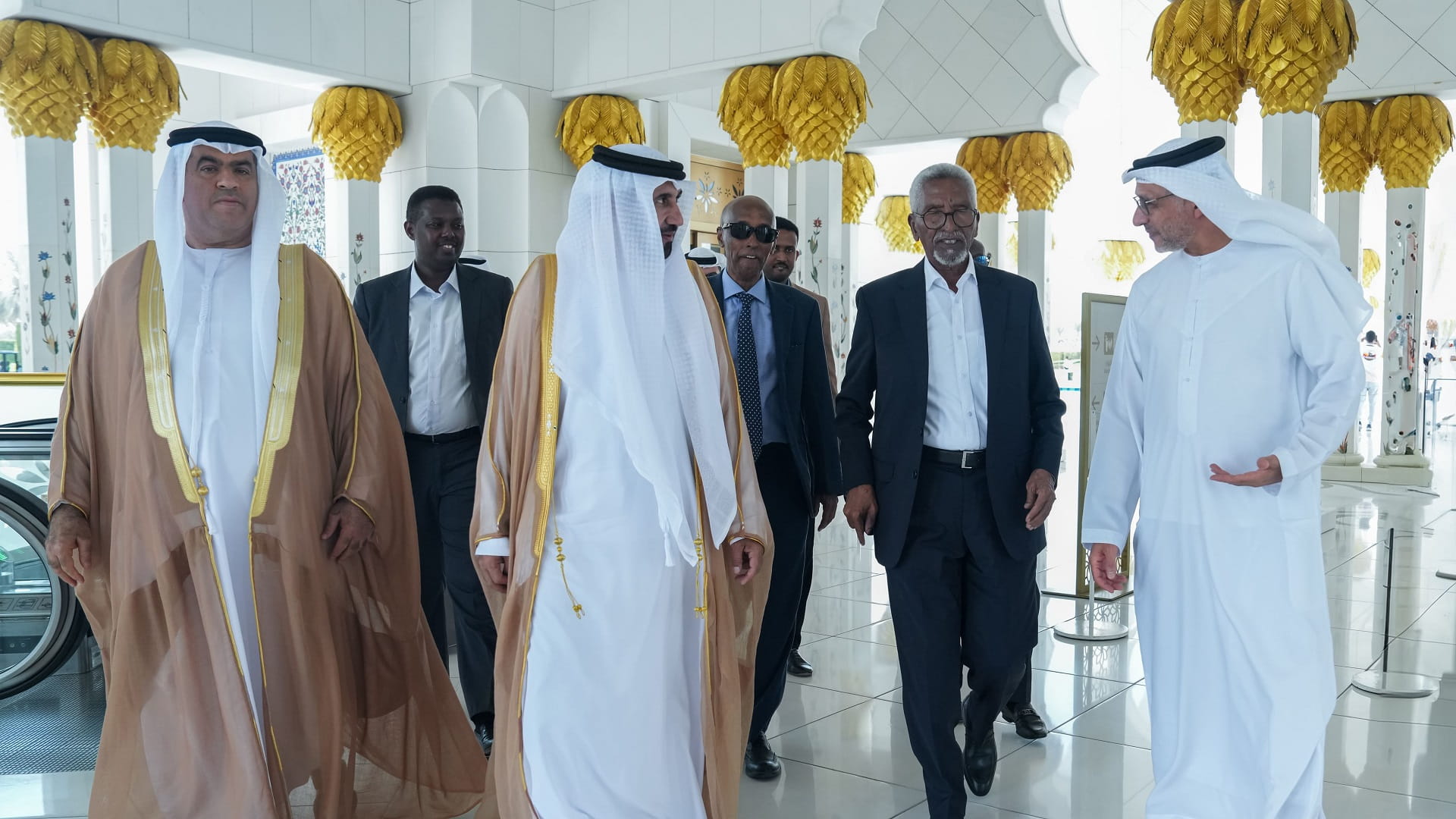 رئيس مجلس الشيوخ بجمهورية الصومال يزور جامع الشيخ زايد الكبير 