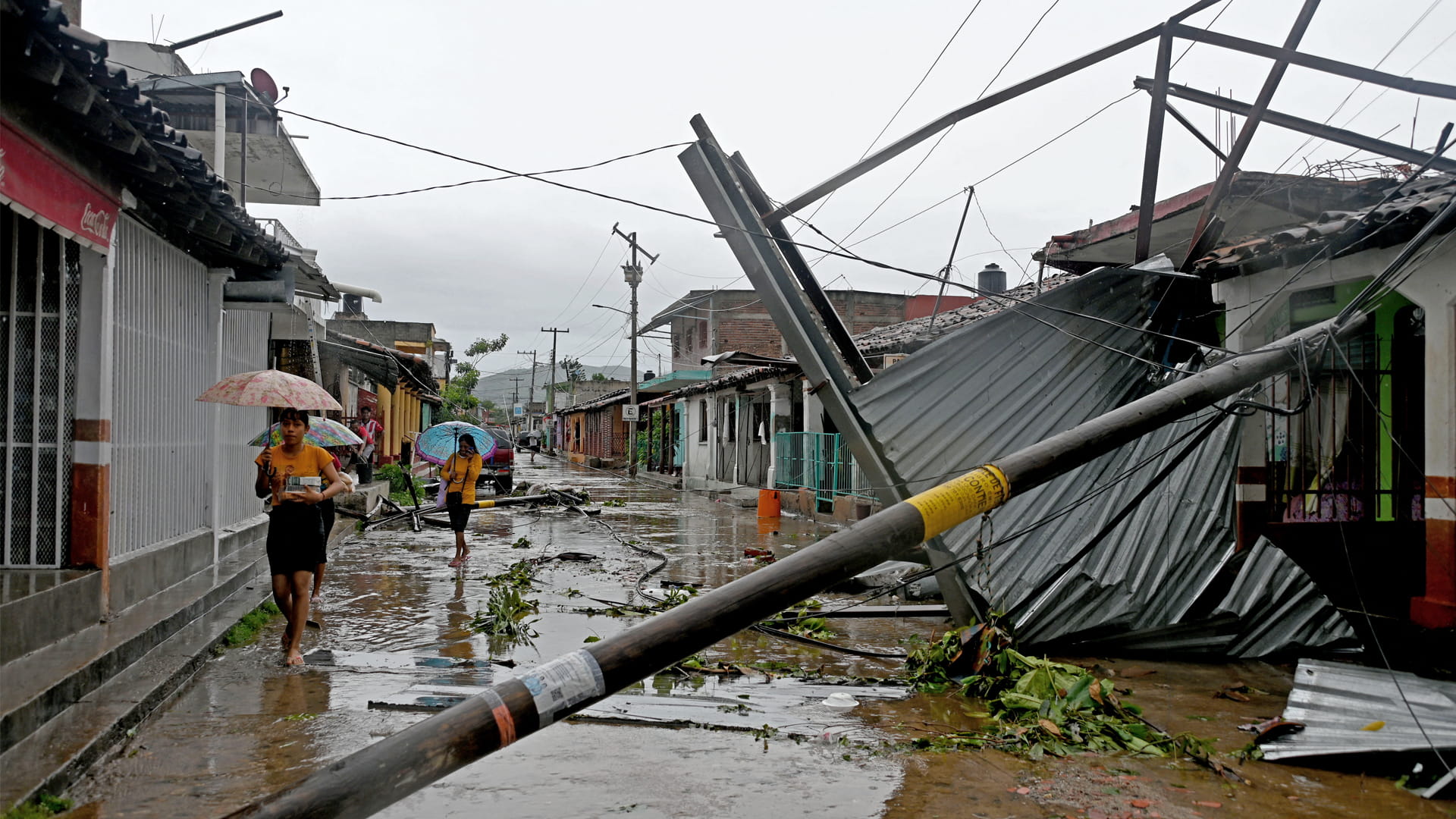 برياح قوية.. الإعصار جون يعبث بممتلكات المكسيك ويقضى على شخصين 