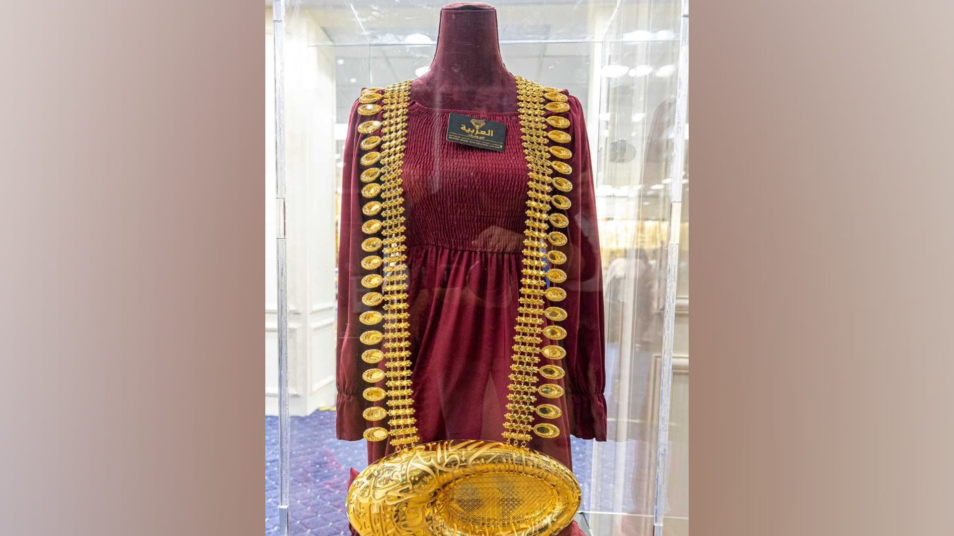 الشرق الأوسط للساعات والمجوهرات يعرض أكبر مرية من الذهب في العالم 