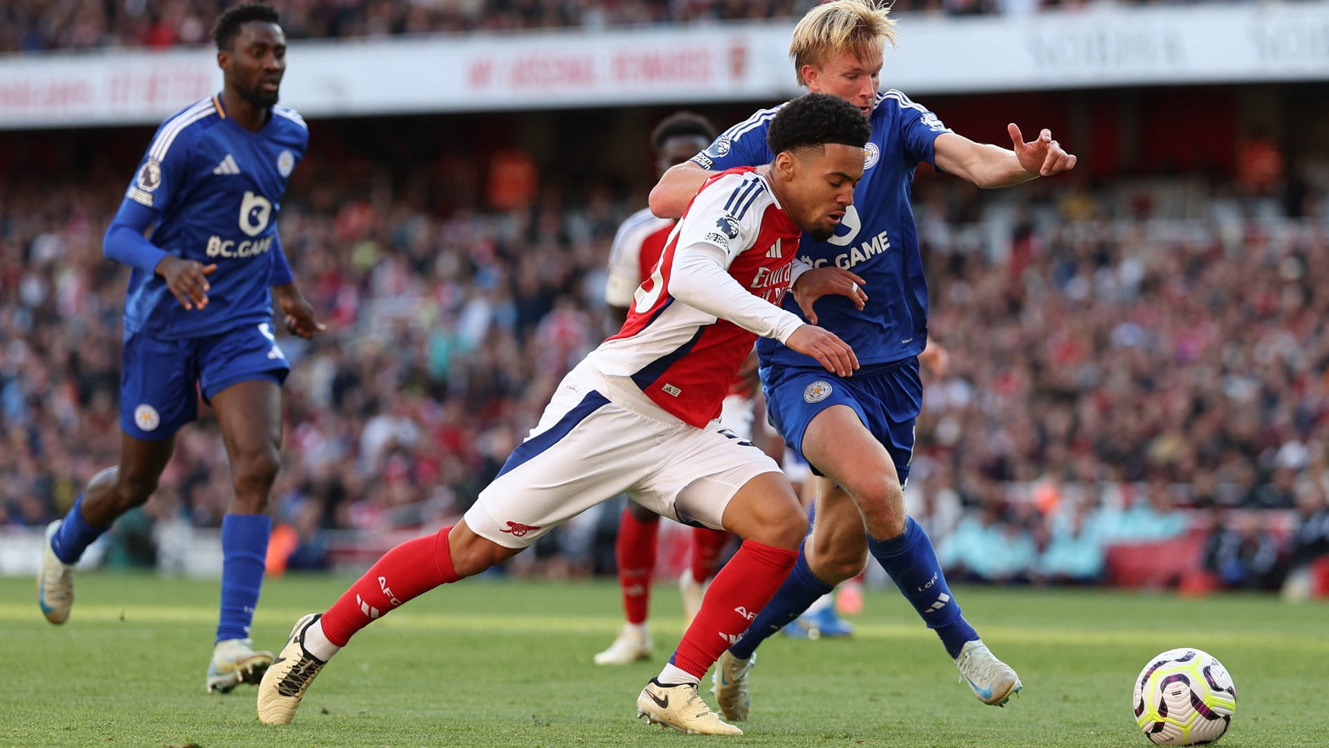 Arsenal shares lead in the Premier League with Manchester City 