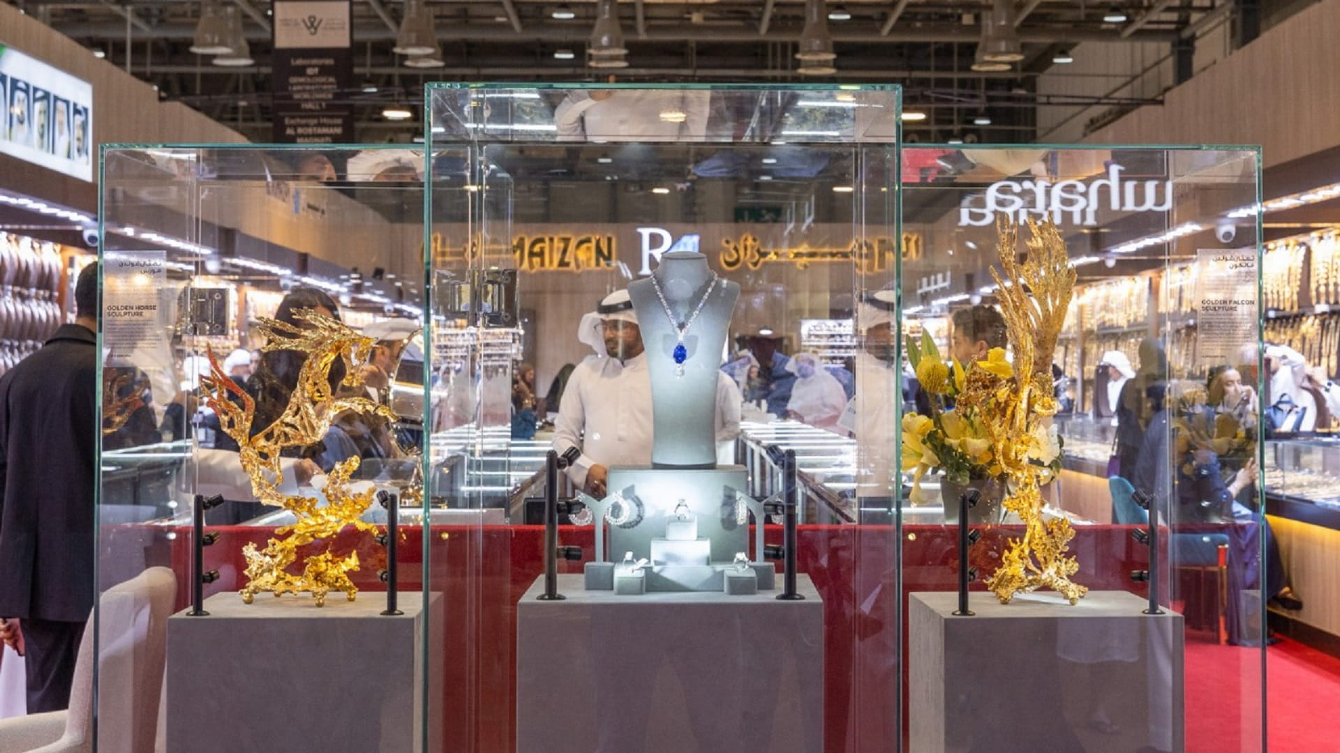 تحف فنية ذهبية فريدة تتألق في معرض الشرق الأوسط للساعات والمجوهرات 