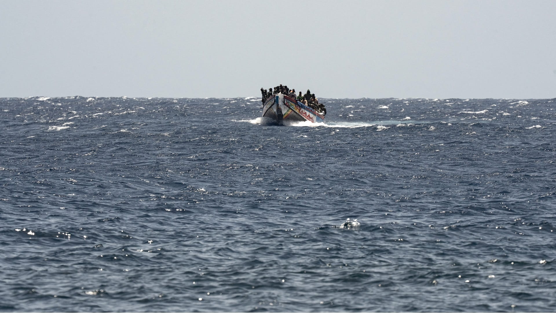 مقتل 9 أشخاص وفقدان 48 بغرق قارب للمهاجرين قبالة جزر الكناري 