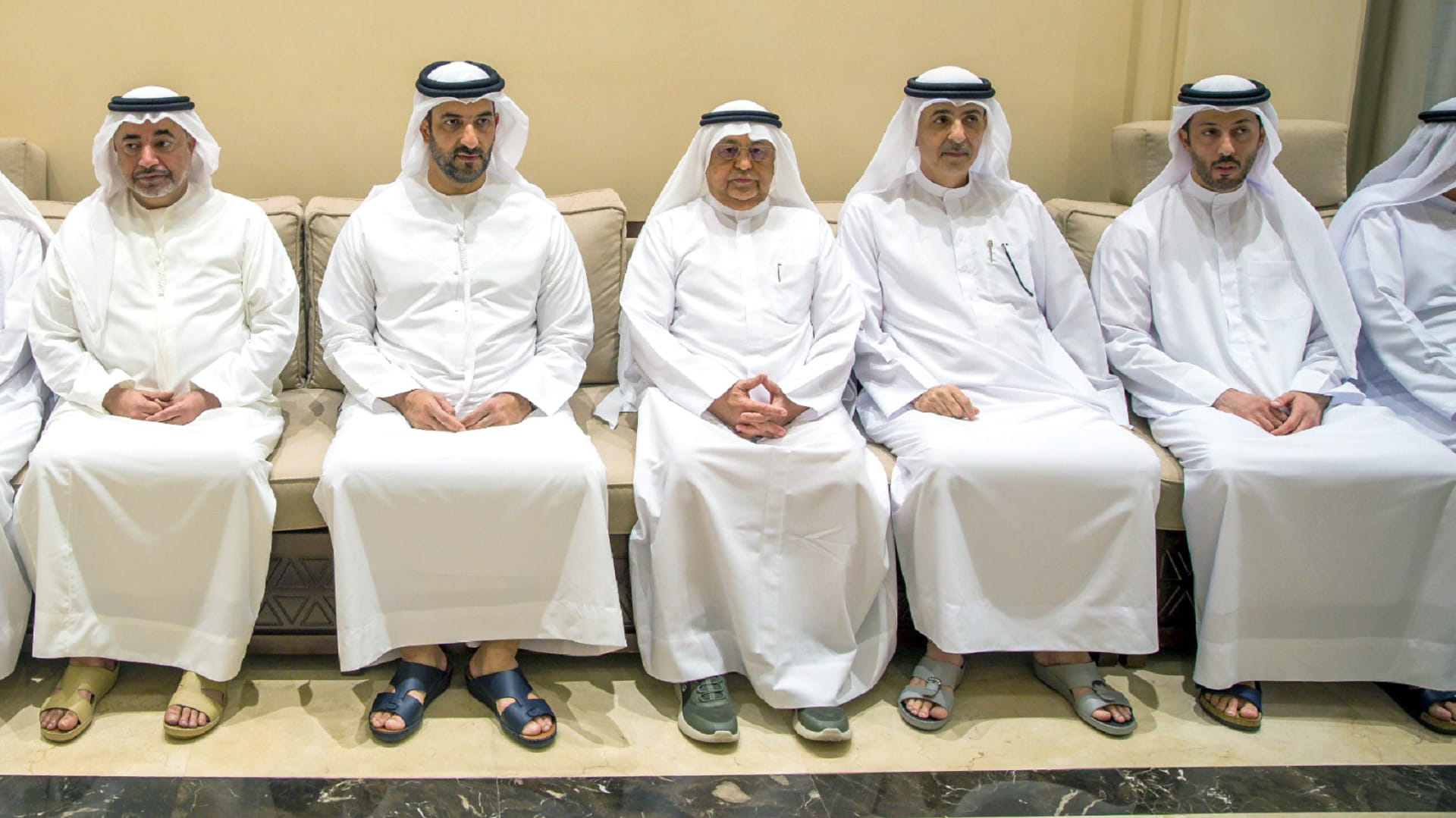 سلطان بن أحمد يقدم واجب العزاء بوفاة موزة محمد الجروان 