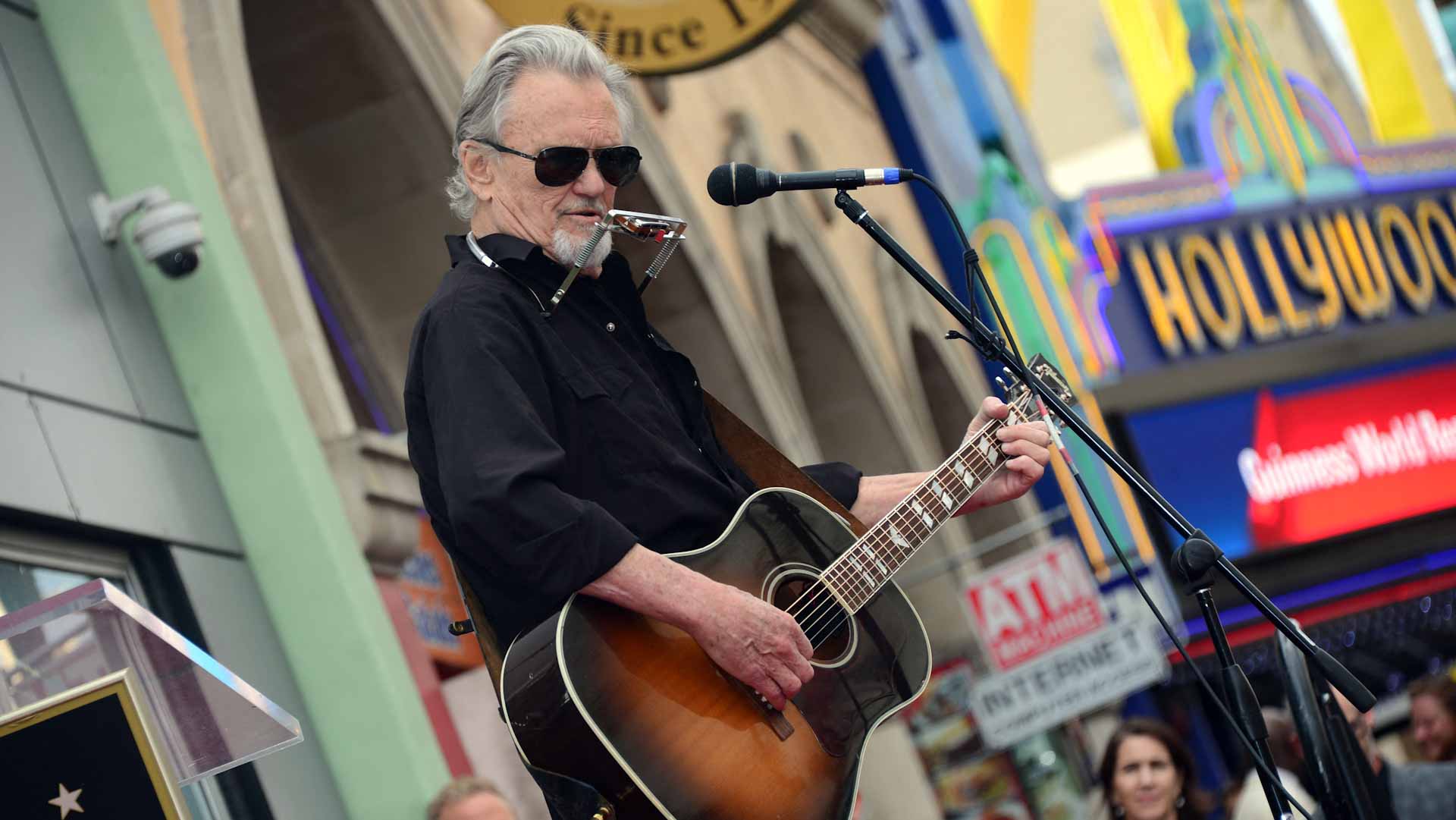 الموت يغيب نجم موسيقى الكنتري كريس كريستوفرسون عن 88 عاماً