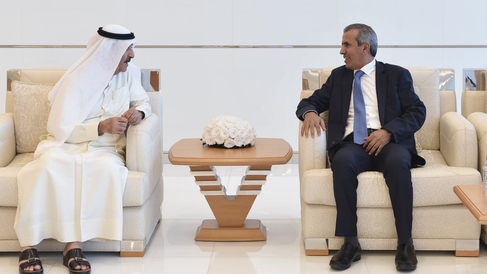 سعود المعلا يتلقى تعازي نائب السفير اليمني بوفاة الشيخة حصة