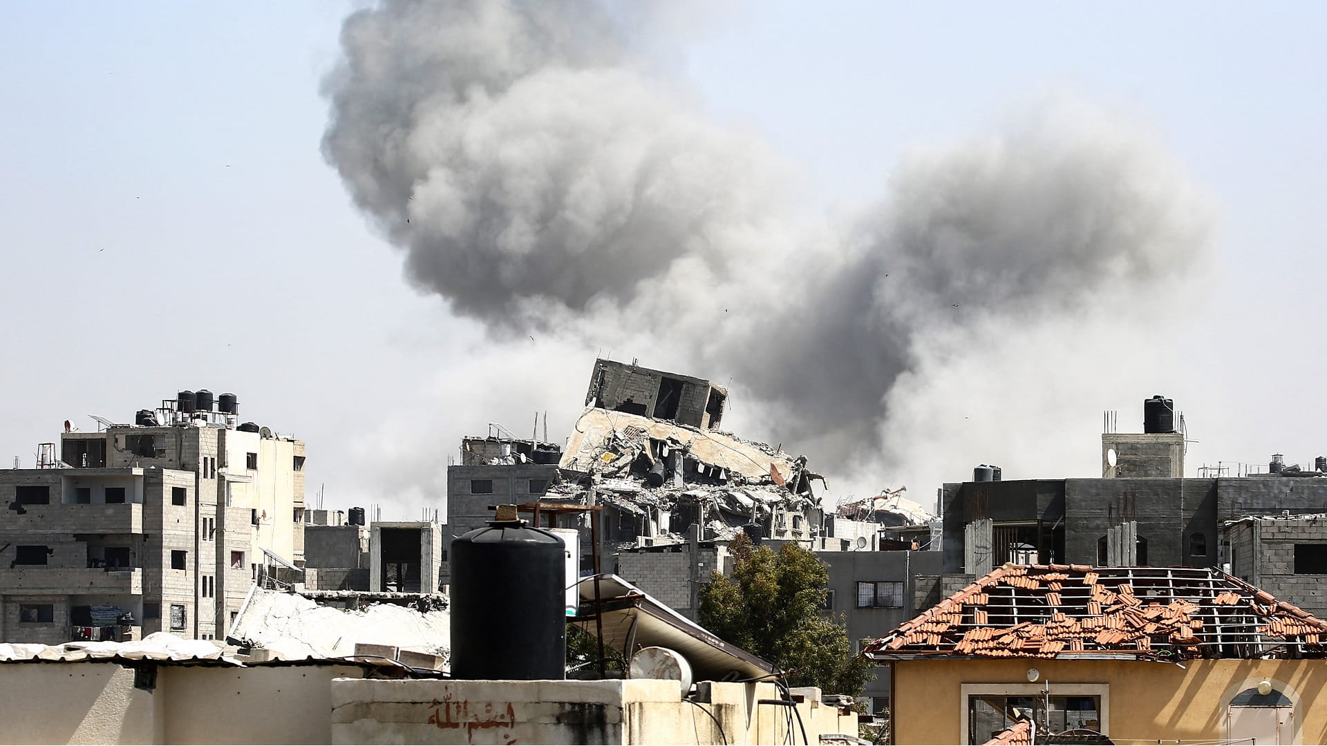 عشرات الشهداء والجرحى بقصف إسرائيلي على قطاع غزة 