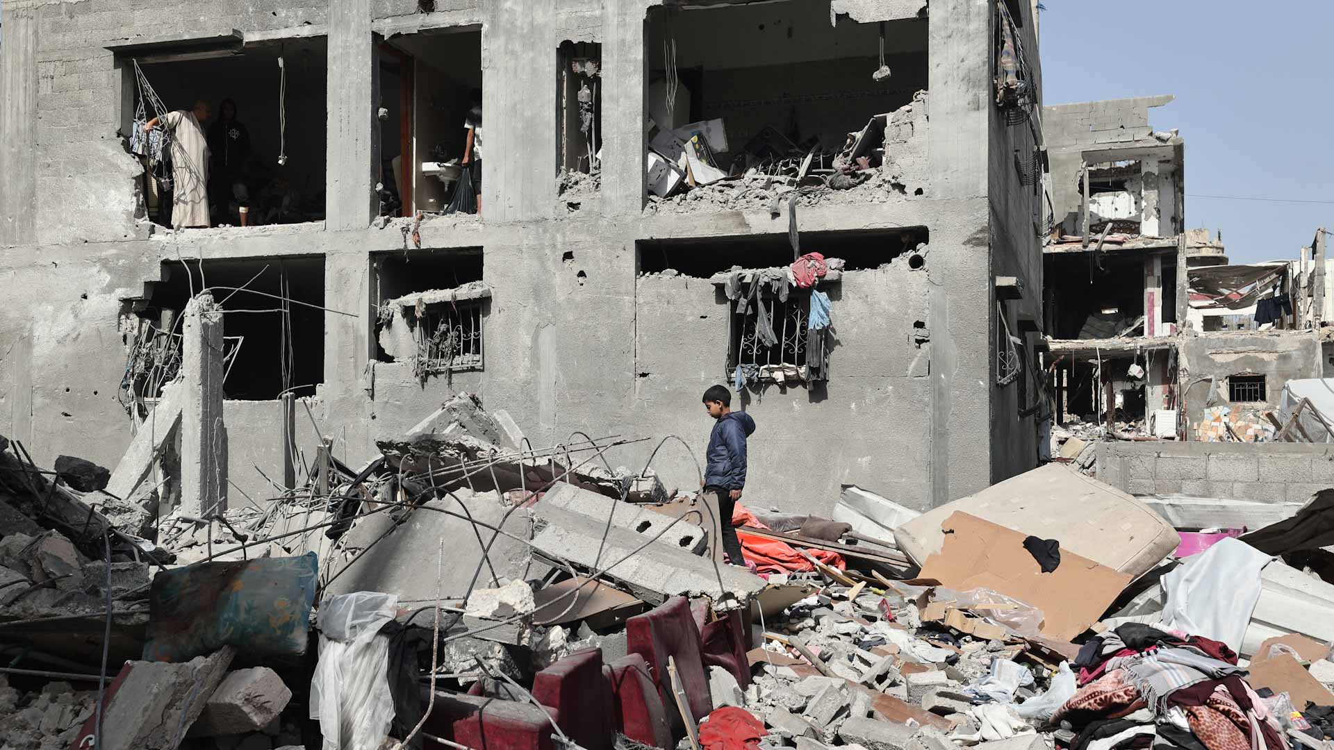 استشهاد 15 فلسطينياً في غارتين إسرائيليتين على منزلين بقطاع غزة 