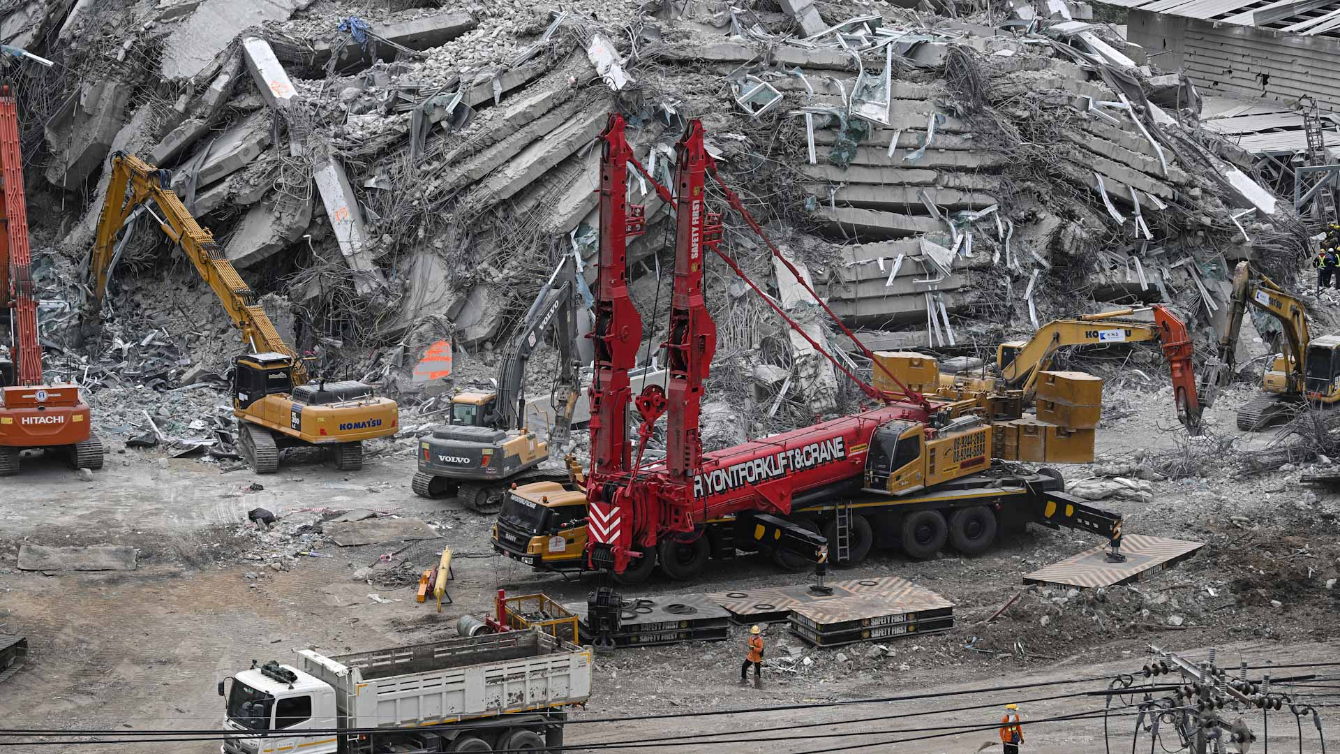 استمرار عمليات البحث في موقع ناطحة السحاب المنهارة ببانكوك 