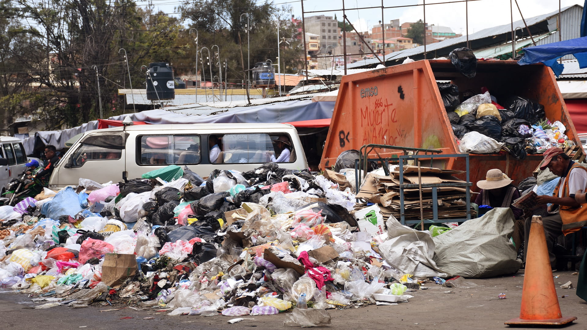 أطنان من النفايات تتراكم في شوارع رابع أكبر مدينة في بوليفيا 