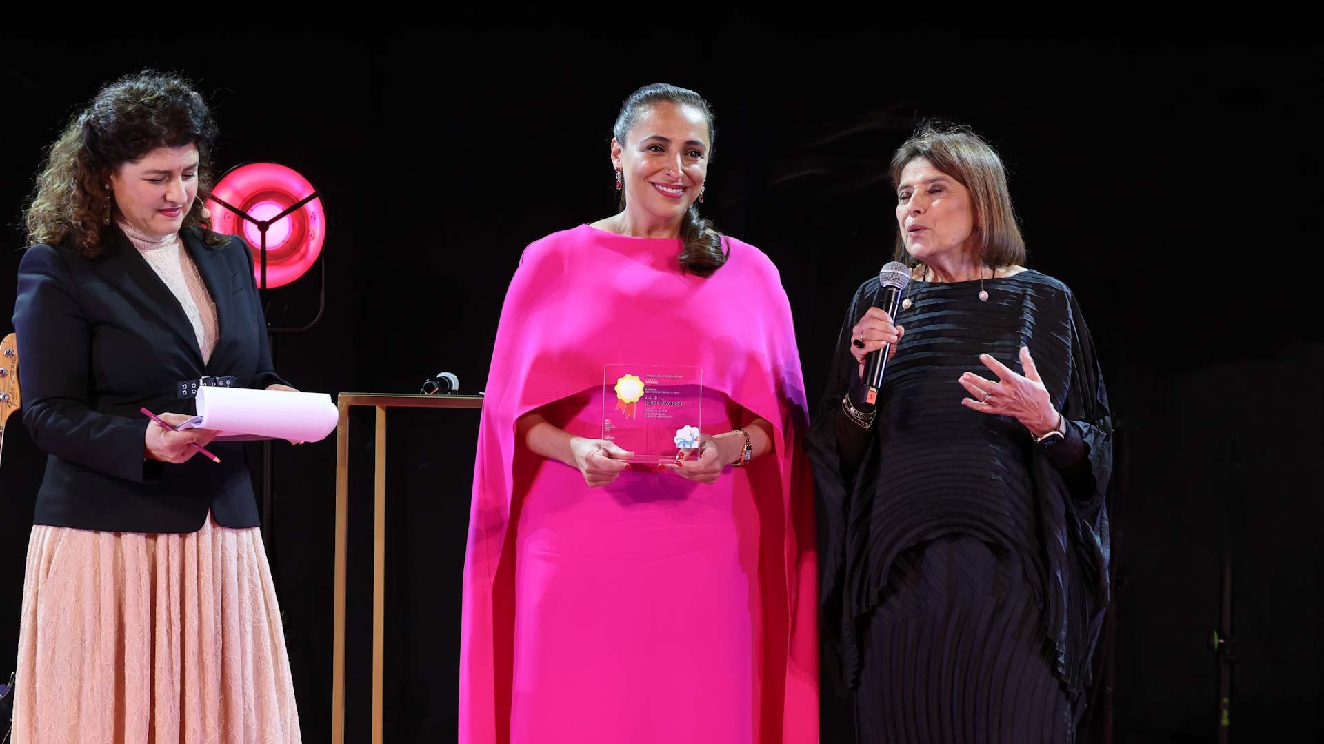 صورة بعنوان: بدور القاسمي أول خليجية تفوز بجائزة "بولونيا راجازي" المرموقة  