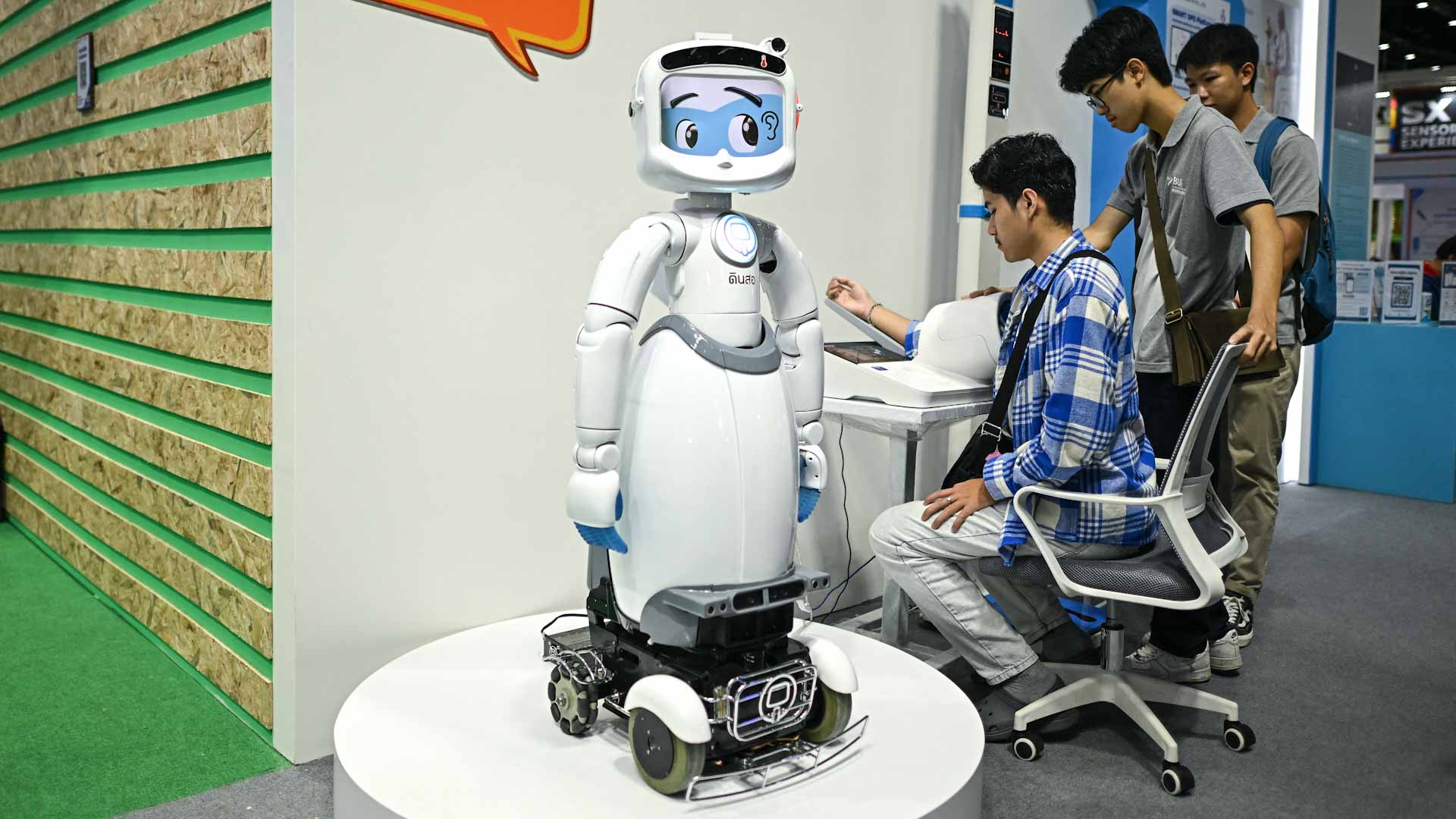 الأولى من نوعها.. الصين تكشف عن روبوتات إسعافات أولية مطورة محلياً 