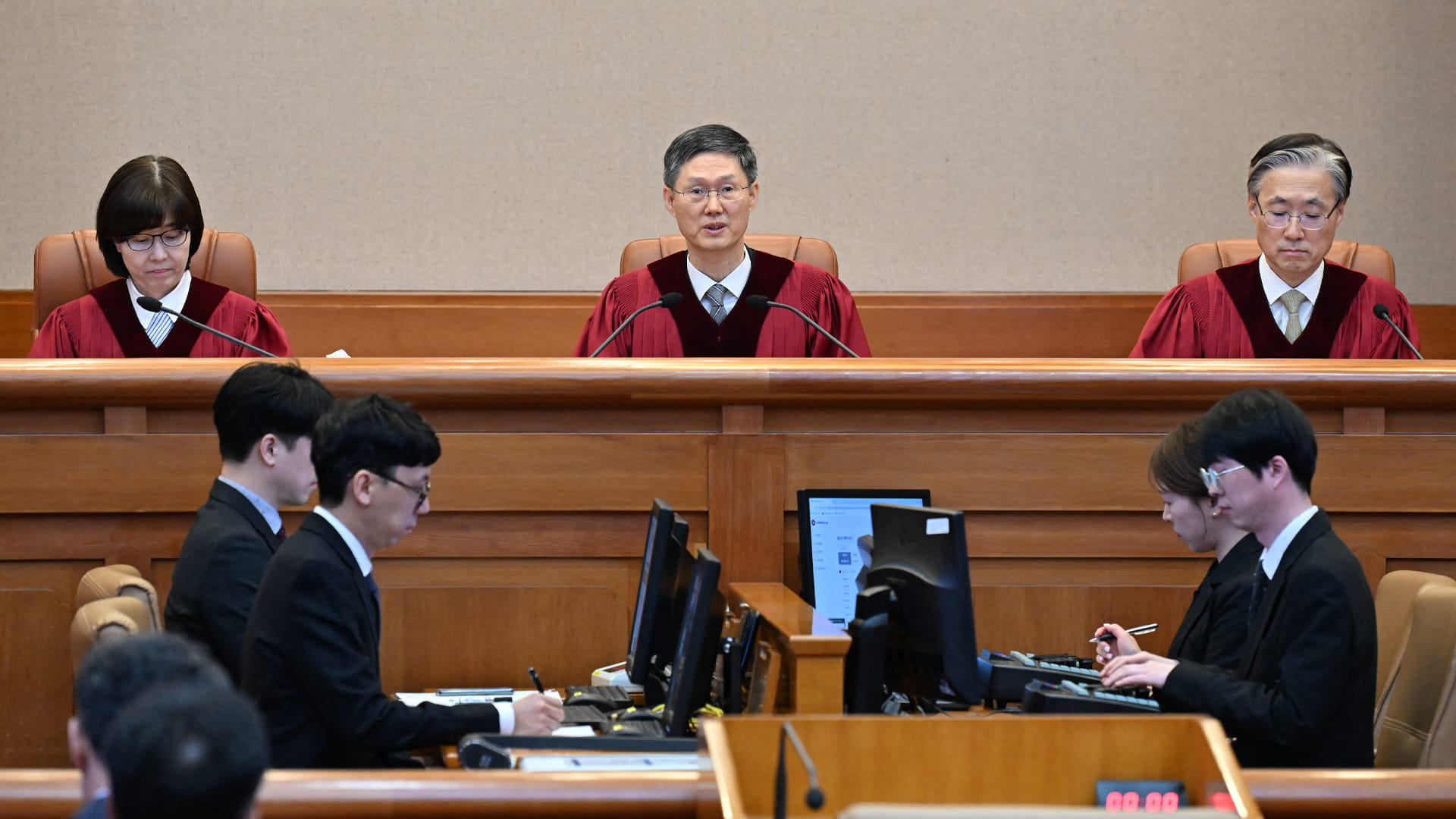 فشل بفرض الأحكام العرفية.. الدستورية تؤيد عزل رئيس كوريا الجنوبية 