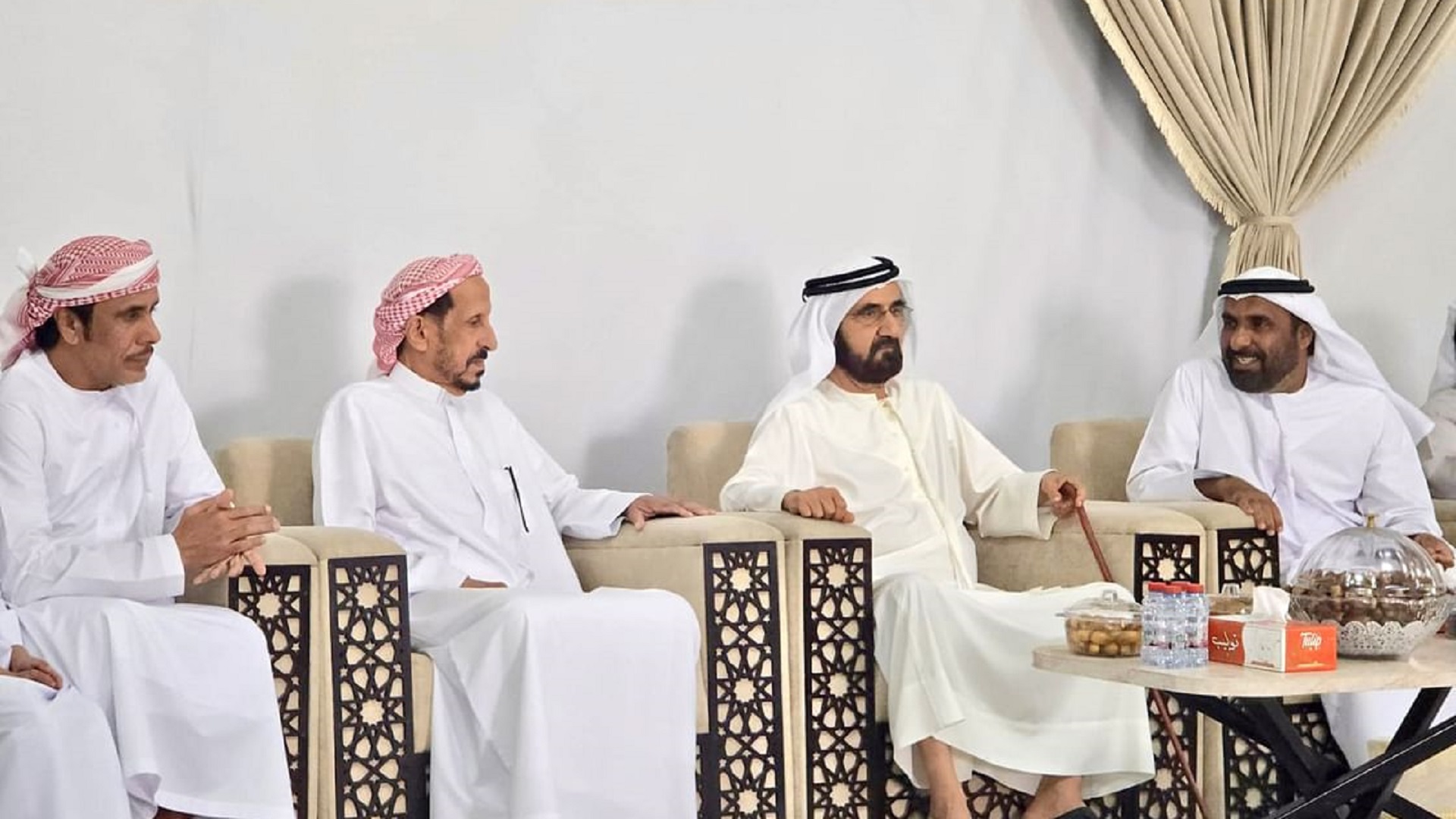 محمد بن راشد يقدّم واجب العزاء في وفاة سعيد مبارك مرخان 