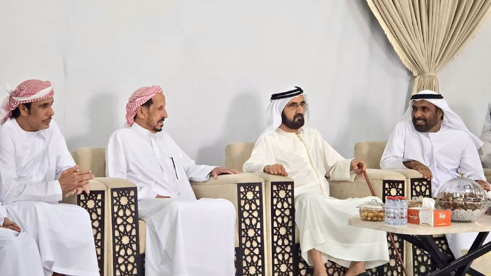 محمد بن راشد يقدّم واجب العزاء في وفاة سعيد مبارك مرخان 