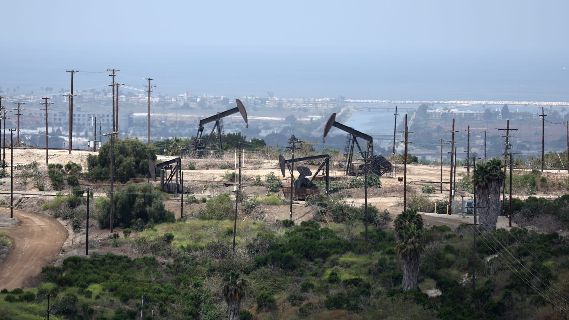 النفط يهوي أكثر من 6% بعد رسوم ترامب وتسريع "أوبك+" زيادة الإنتاج