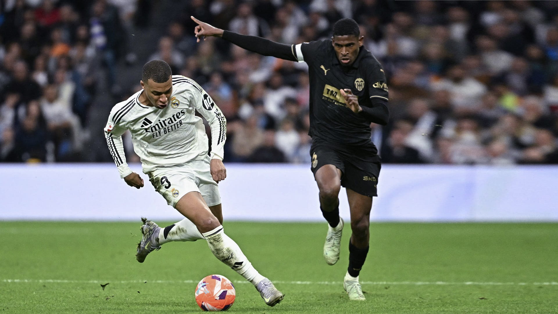 فالنسيا يخطف ثلاث نقاط مهمة من ريال مدريد في الدوري الإسباني 