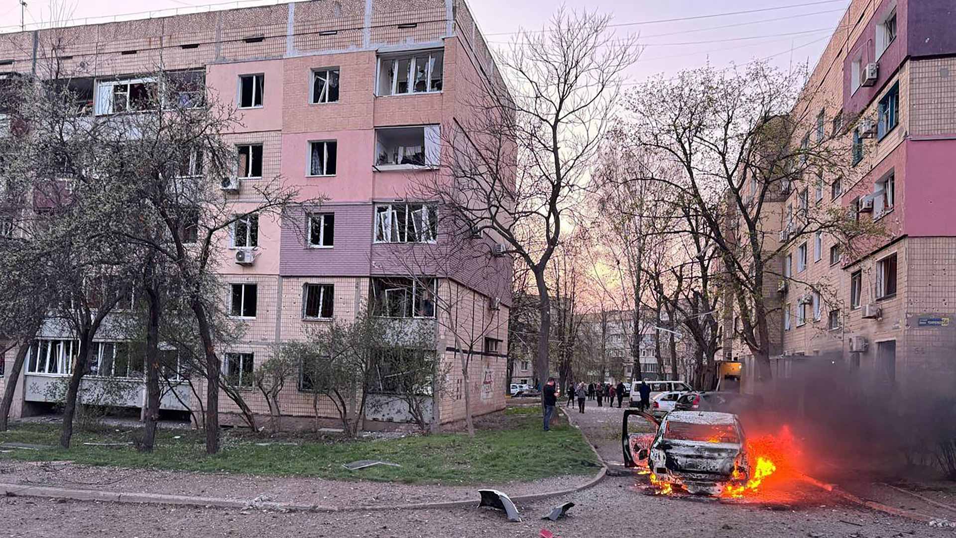Russian strike kills 18 in Ukrainian president's home city 