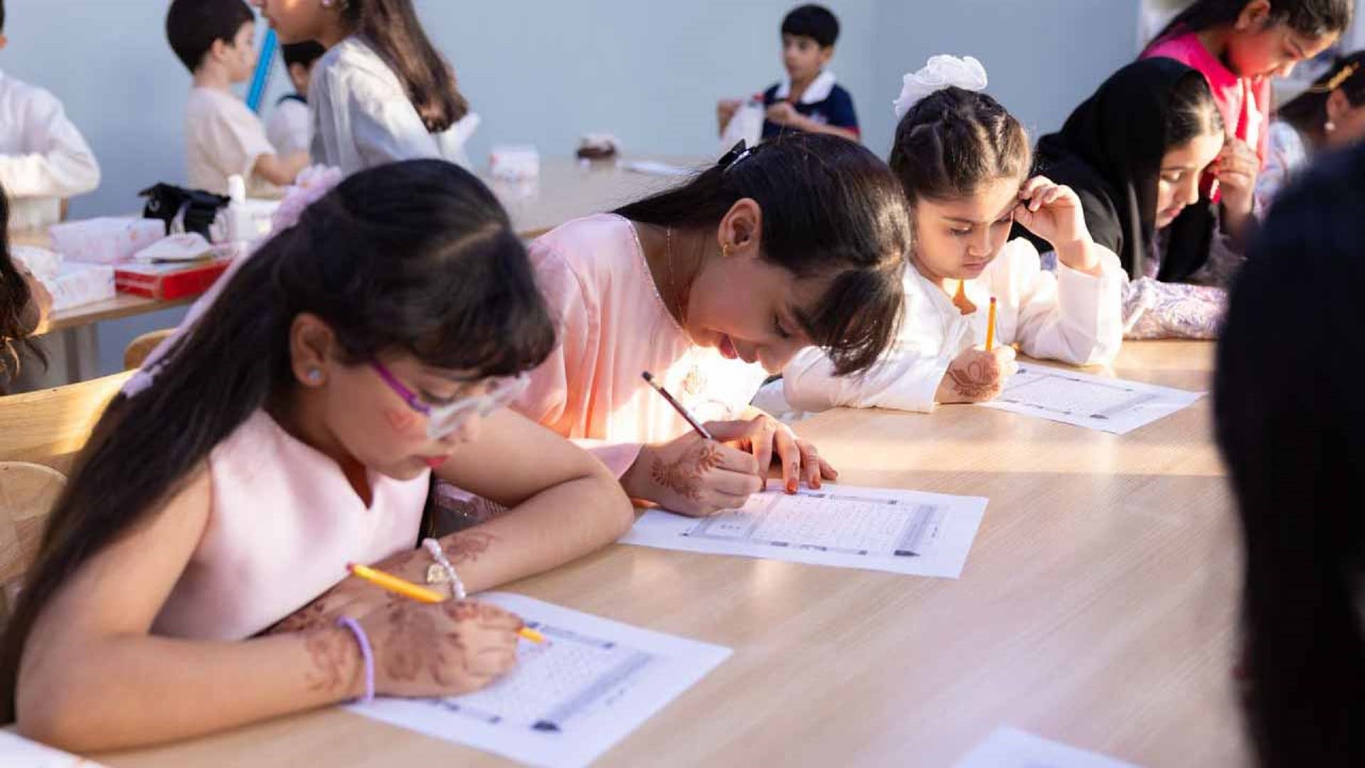 أطفال الشارقة تعرّف منتسبيها بالعادات الإماراتية الخاصة بالعيد 