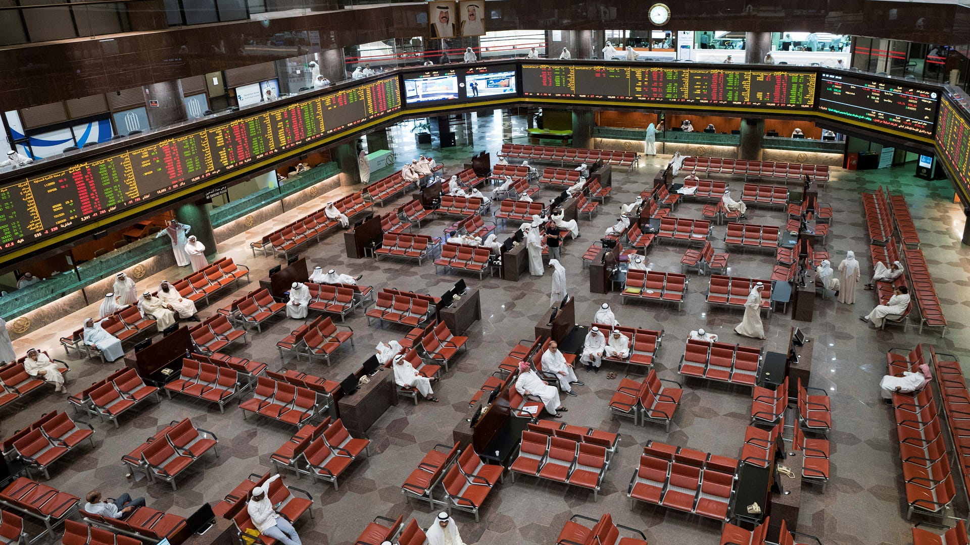 بضغط من الرسوم الجمركية الجديدة... خسائر كبيرة في الأسهم الكويتية 