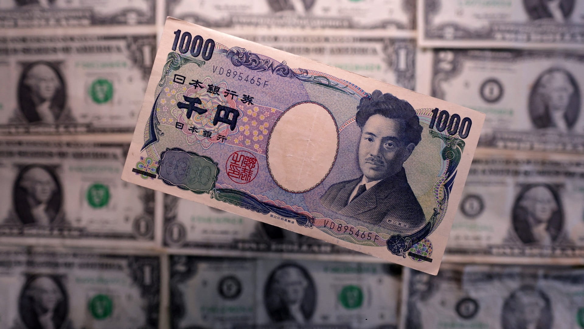 الين والفرنك السويسري يرتفعان بعد تهافت المستثمرين وتراجع الدولار