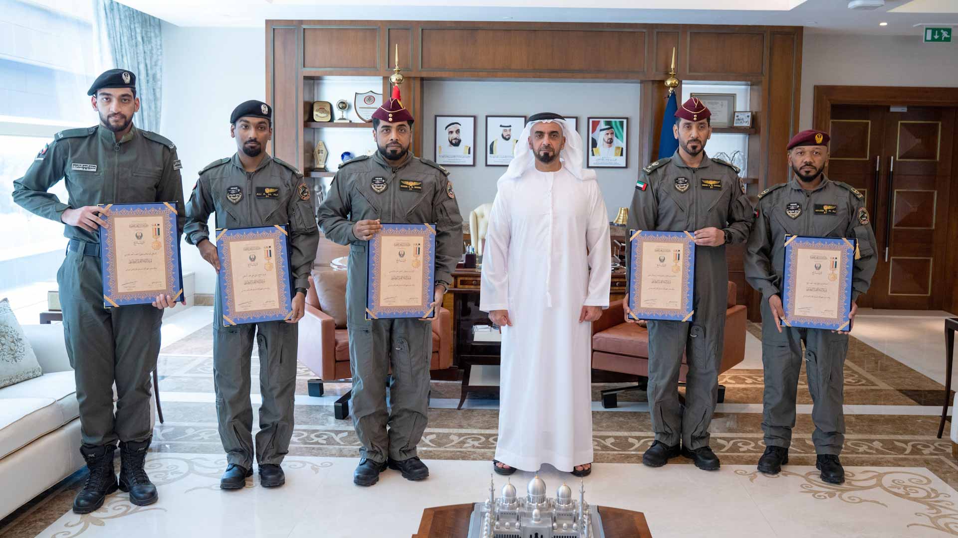 سيف بن زايد يكرم منتسبين من "صقور الداخلية" أنقذوا حياة 9 أشخاص 