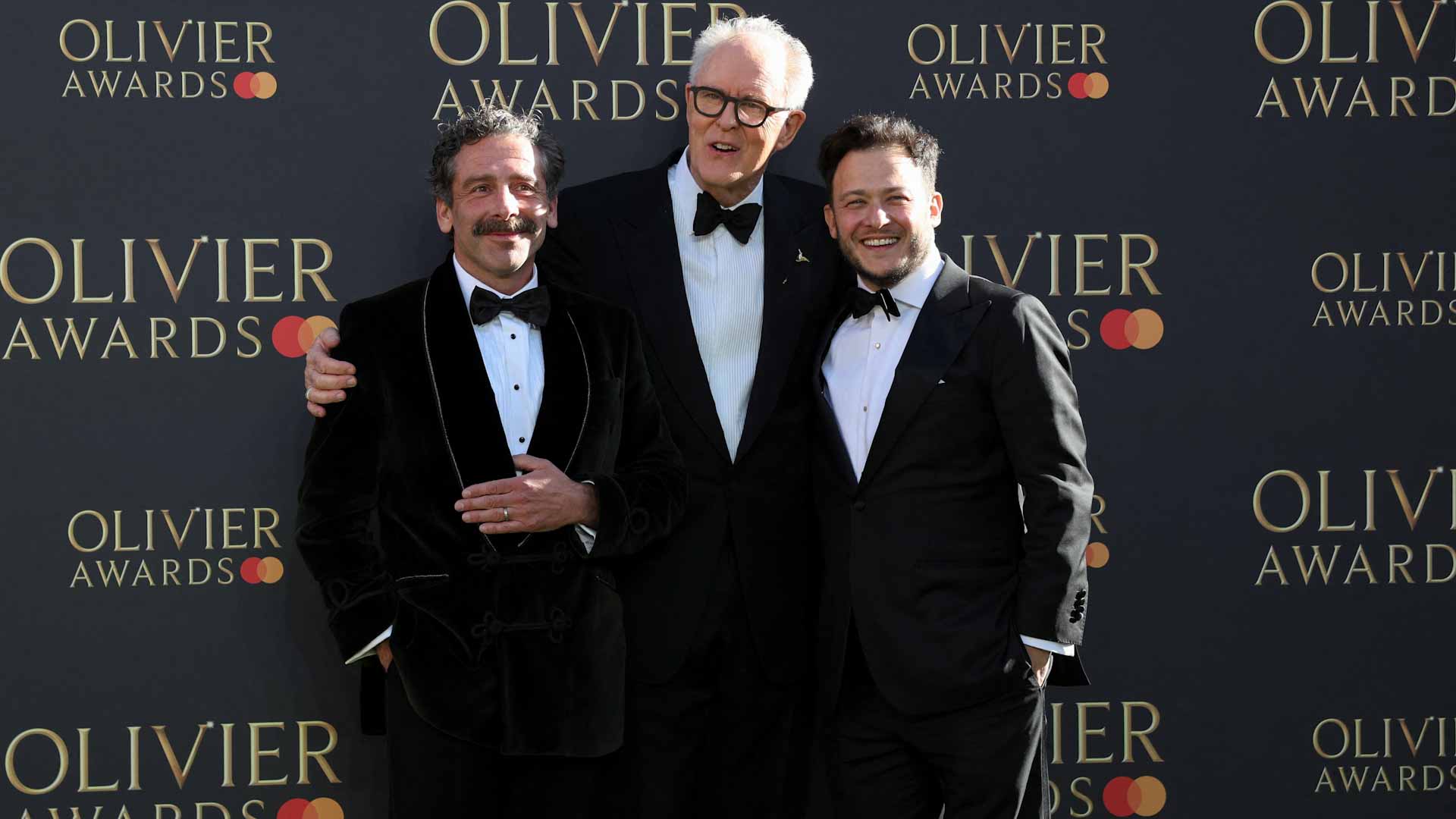 صورة بعنوان: وسط نجوم الفن.. "جاينت"و"بنجامين" تحصدان جوائز أوليفييه المسرحية 