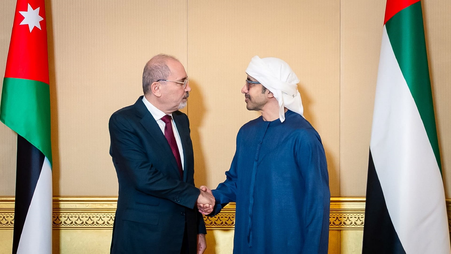 Abdullah bin Zayed, Jordan's FM discuss enhancing relations 