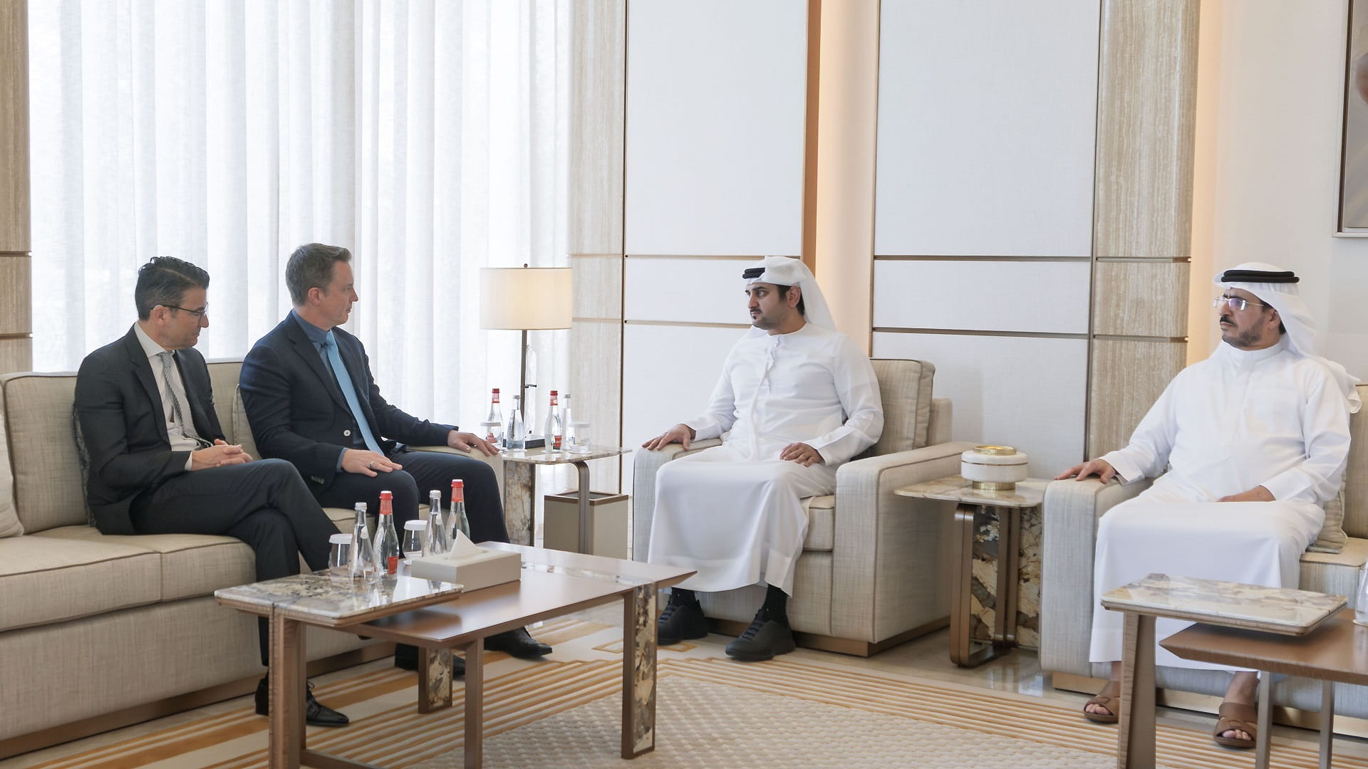 مكتوم بن محمد يلتقي الرئيس والرئيس التنفيذي للعمليات في شركة إيتون   