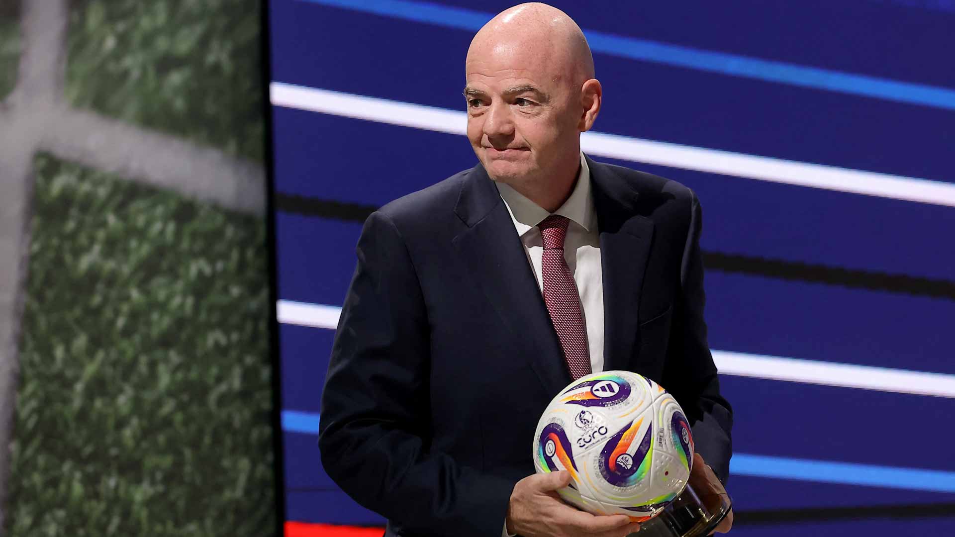 الفيفا يقرر تثبيت كاميرات على أجساد الحكام في مونديال الأندية 