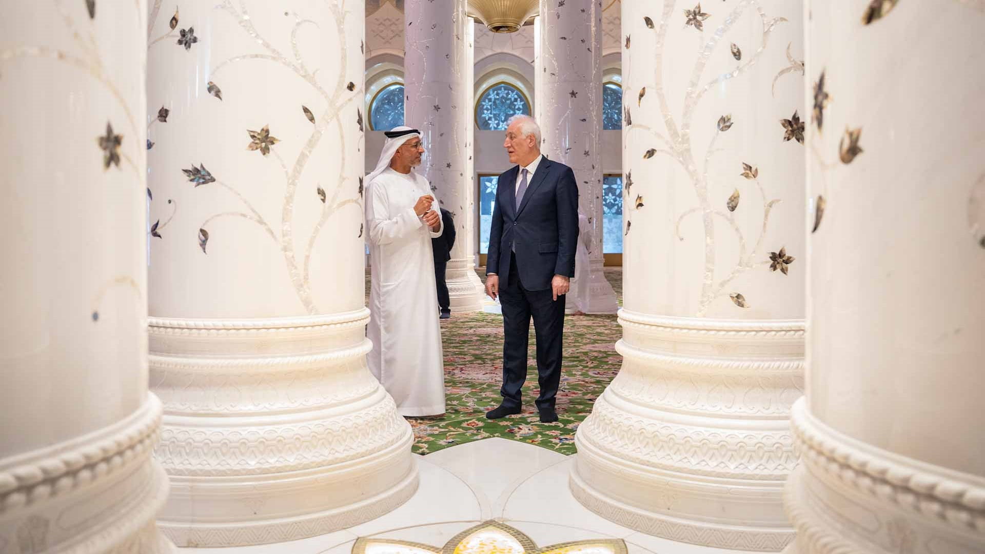 رئيس أرمينيا يزور جامع الشيخ زايد الكبير في أبوظبي 