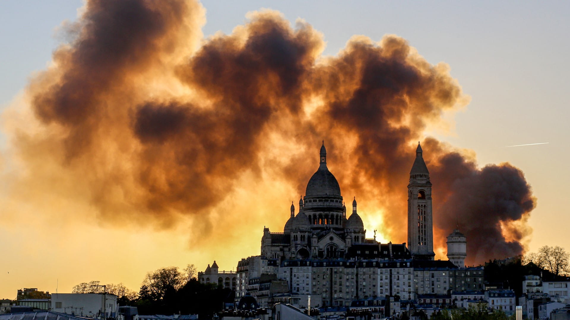 فرق الإطفاء الفرنسية تكافح حريقاً ضخماً التهم منشأة نفايات بباريس