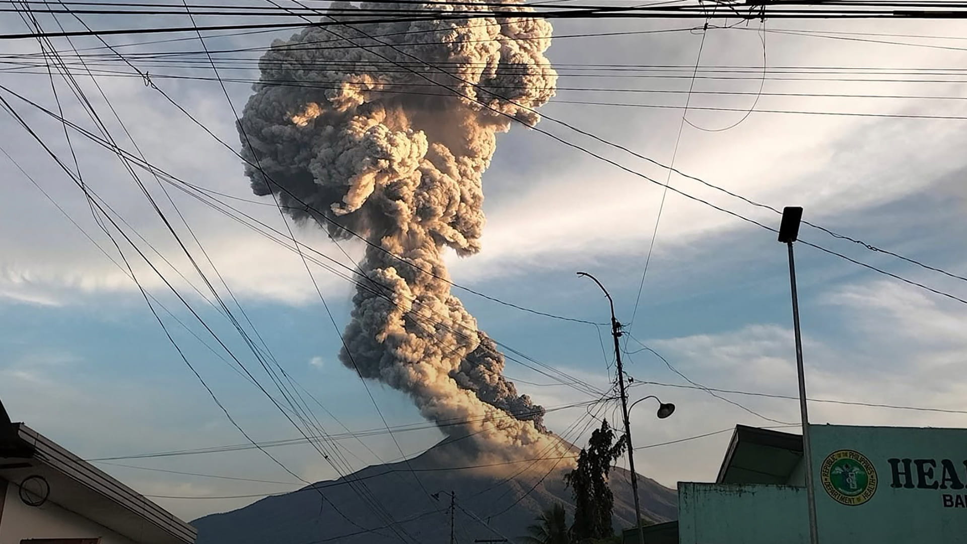 في الفلبين.. بركان "كانلاون" يطلق عموداً من الرماد بارتفاع 4 كلم 