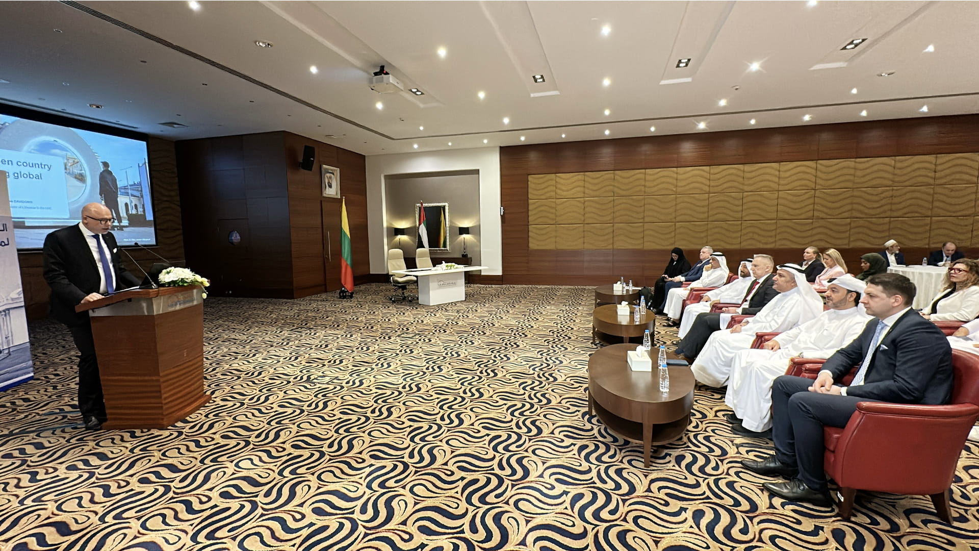 راموناس دافيدونيس يشيد بالعلاقات الاقتصادية الإماراتية الليتوانية 