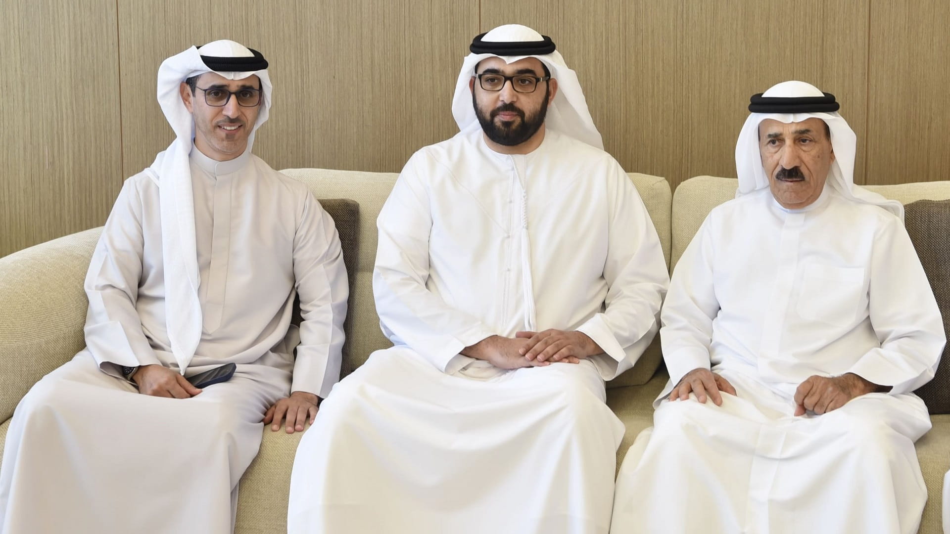 ولي عهد أم القيوين يقدم واجب العزاء في وفاة راشد بن علي الشعفار 