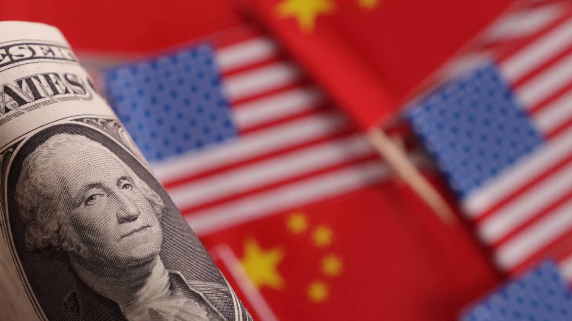 الدولار يتراجع أمام الين والفرنك السويسري واليوان يهبط