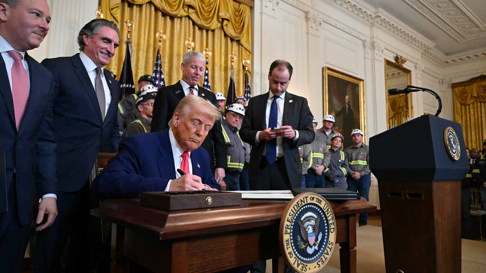 في نسف لقرار بايدن.. ترامب يوقع مرسوماً لاستخراج الفحم بأميركا 