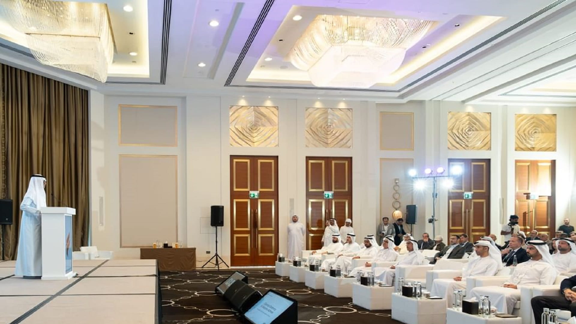 نهيان بن مبارك يفتتح مؤتمر "عقول المستقبل: الذكاء الاصطناعي" 