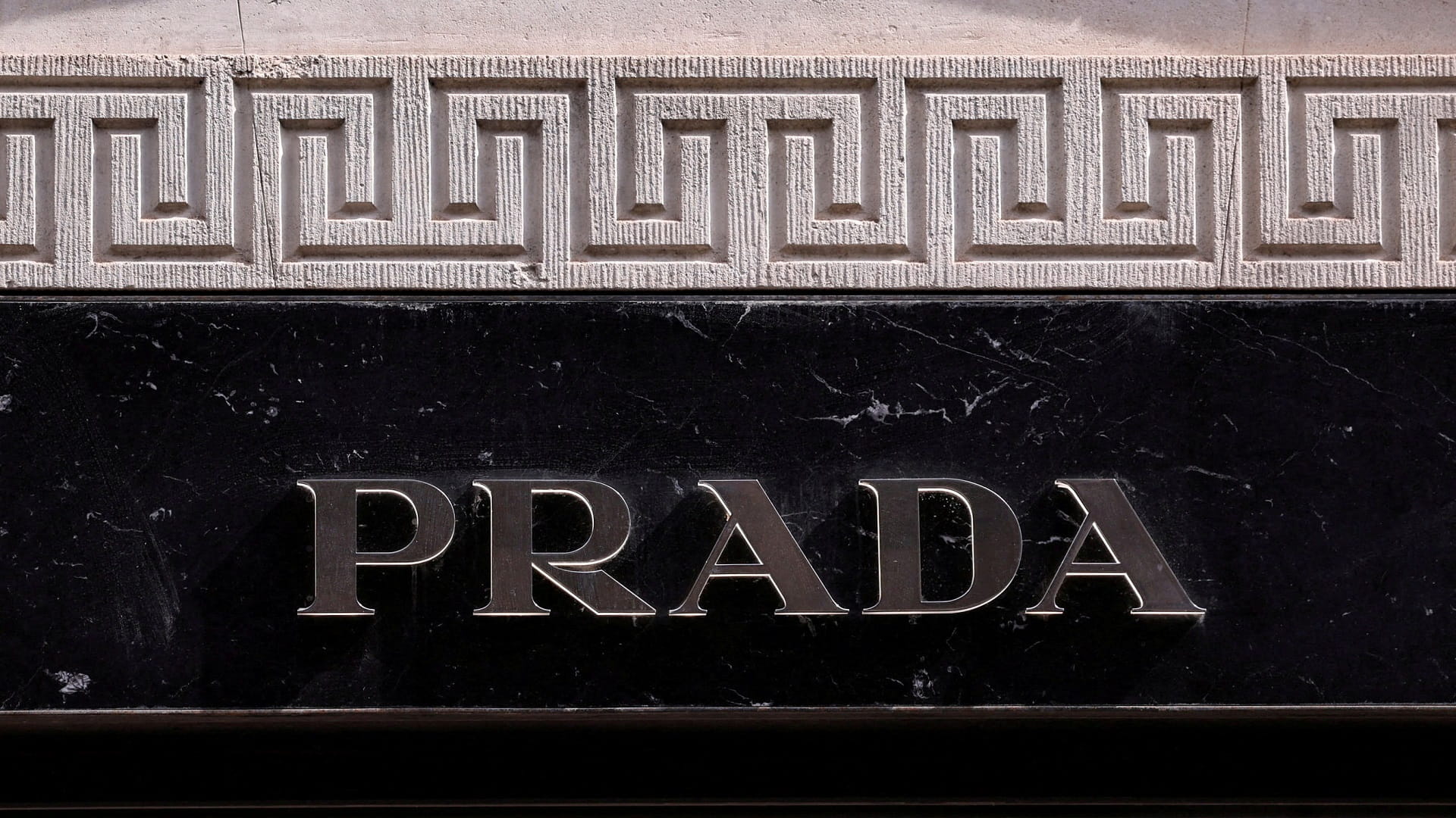 دار "برادا" تستحوذ على منافستها "فيرساتشي" مقابل 1,25 مليار يورو