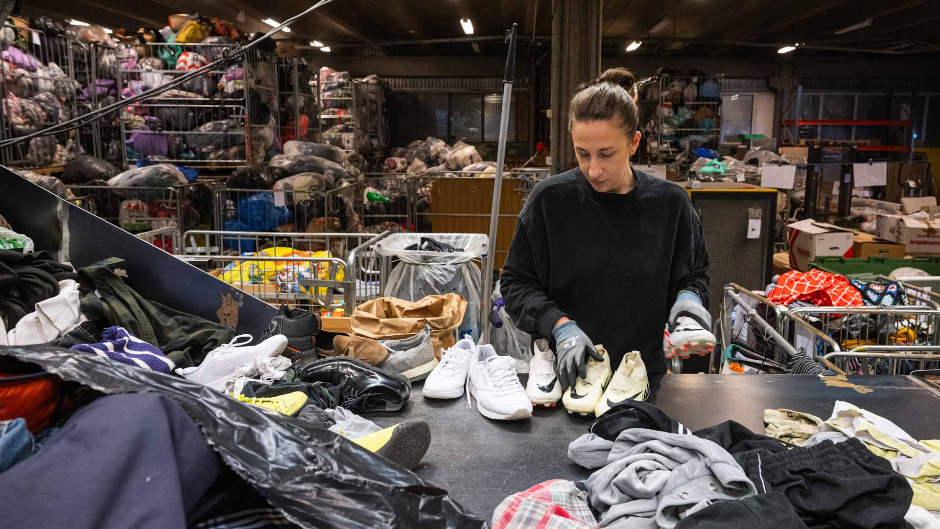 السويد تغرق في سلع الموضة السريعة المهملة بمرافق التدوير 